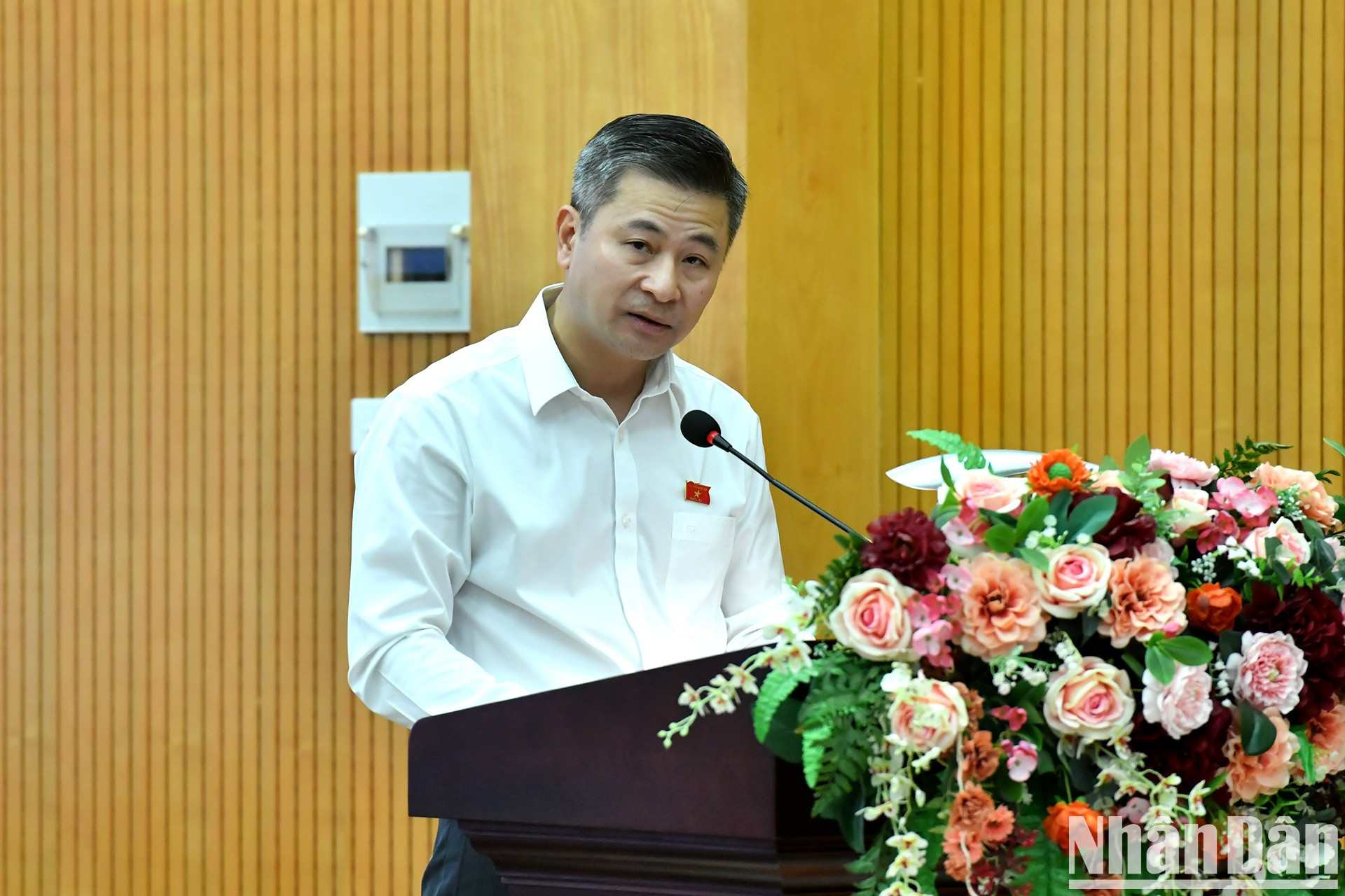 El diputado Nguyen Phi Thuong habla en el acto.