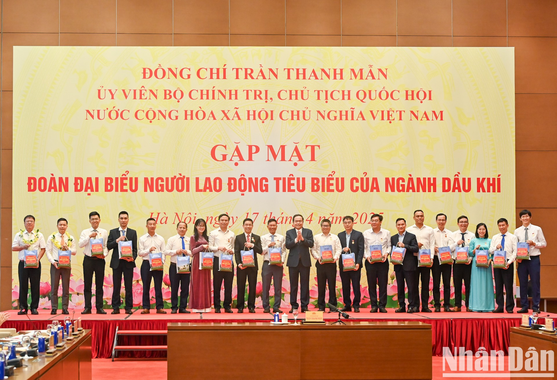 El presidente de la Asamblea Nacional vietnamita, Tran Thanh Man, entrega regalos a los trabajadores destacados de la industria del petróleo y el gas. El presidente de la Asamblea Nacional vietnamita, Tran Thanh Man, entrega regalos a los trabajadores destacados de la industria del petróleo y el gas.