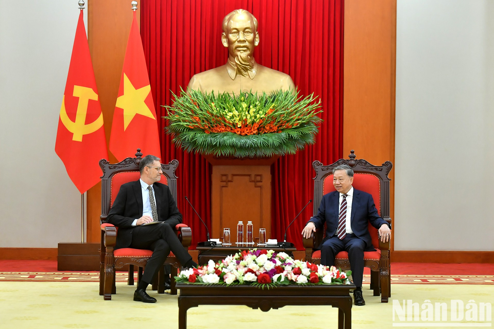 El secretario general del Partido Comunista de Vietnam, To Lam, recibe al embajador de Francia en Hanói, Olivier Brochet.