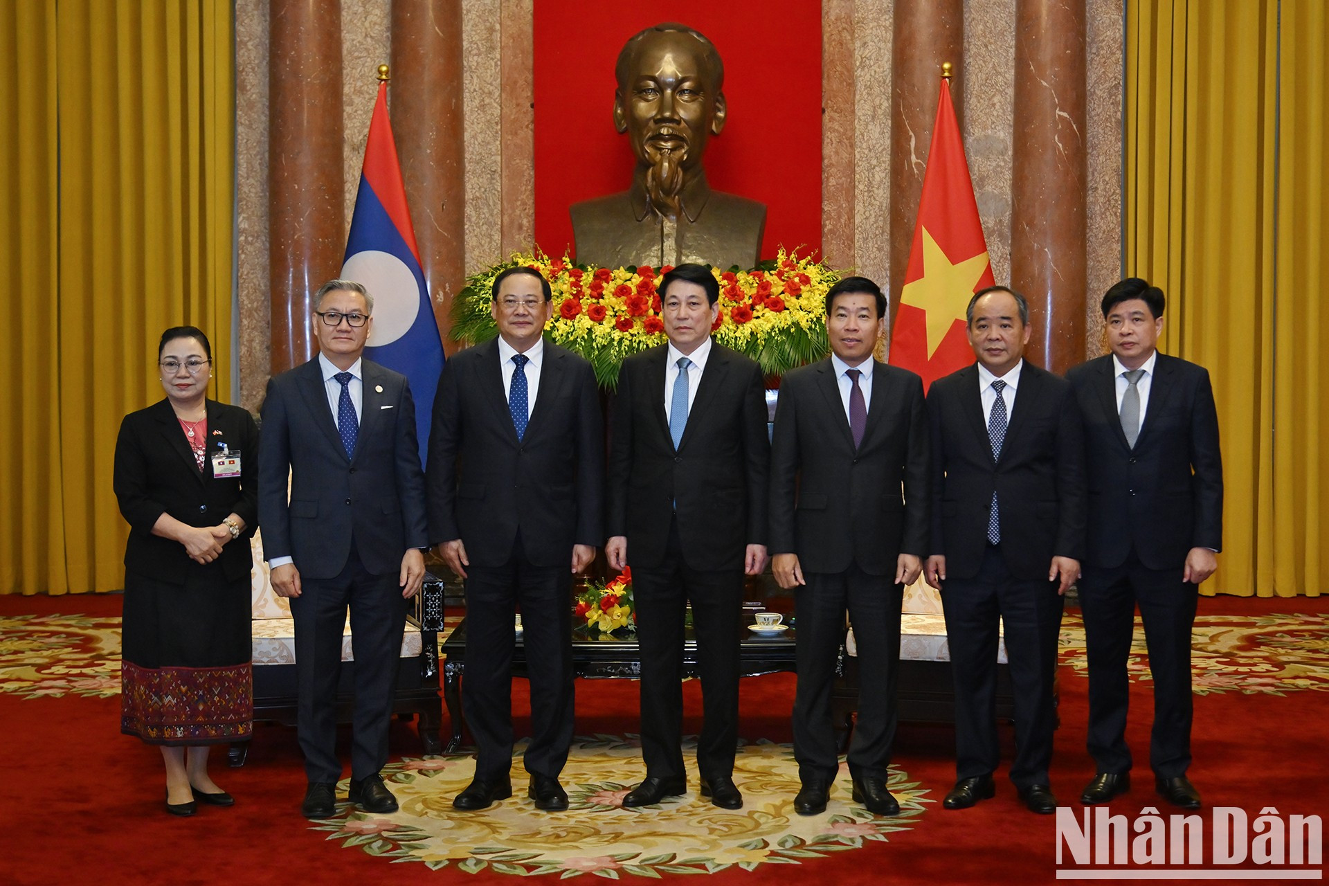 El presidente de Vietnam, Luong Cuong, y el primer ministro de Laos, Sonexay Siphandone, y delegados de ambos países. El presidente de Vietnam, Luong Cuong, y el primer ministro de Laos, Sonexay Siphandone, y delegados de ambos países.