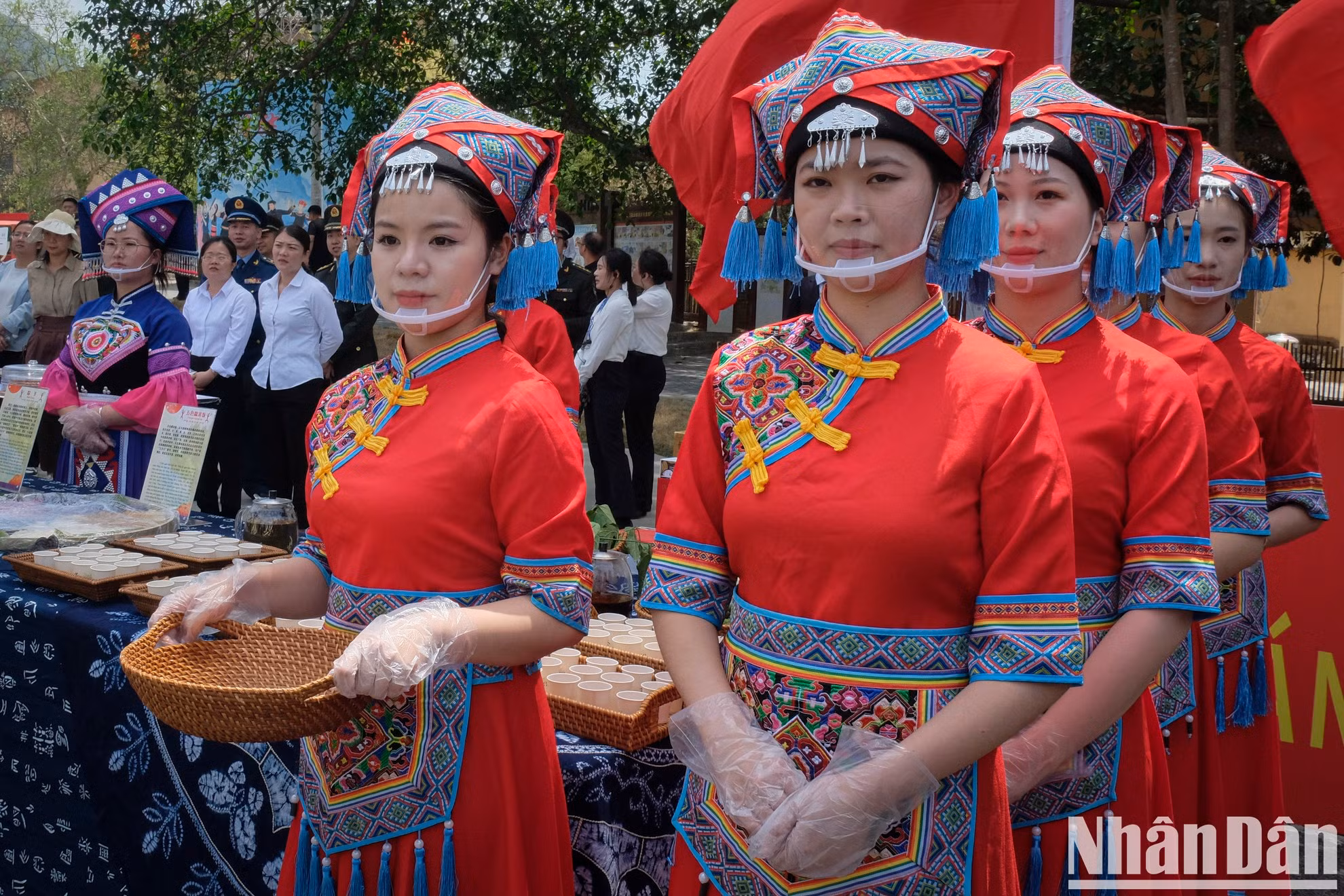 Chicas de la etnia Zhuang de Guangxi presentan especialidades locales.