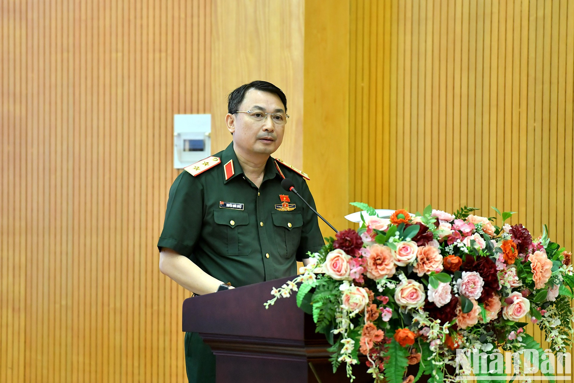 El diputado Nguyen Quoc Duyet presenta un informe en la cita.