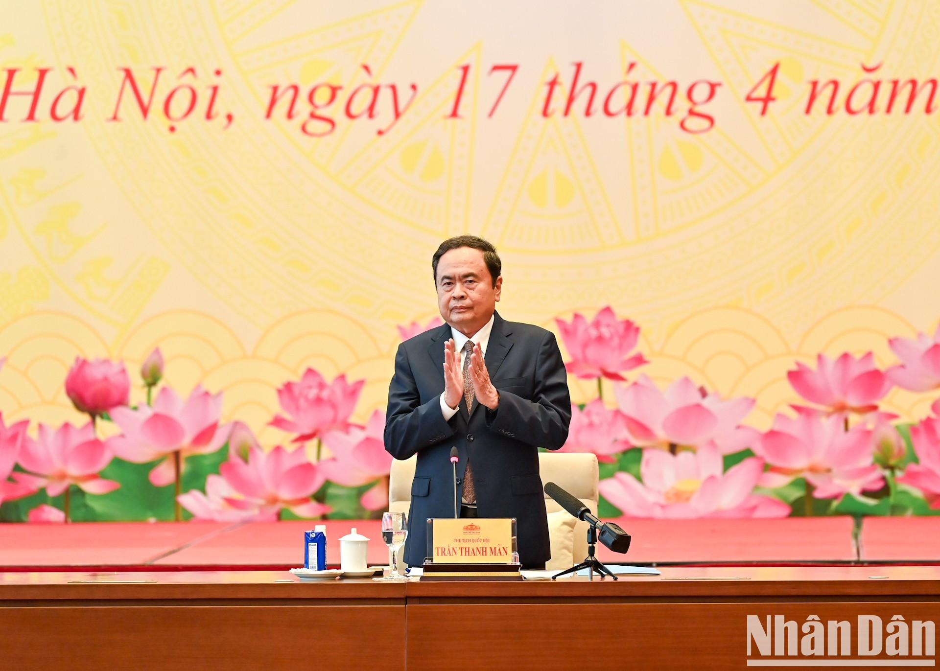 El presidente de la Asamblea Nacional vietnamita, Tran Thanh Man, preside la reunión. El presidente de la Asamblea Nacional vietnamita, Tran Thanh Man, preside la reunión.