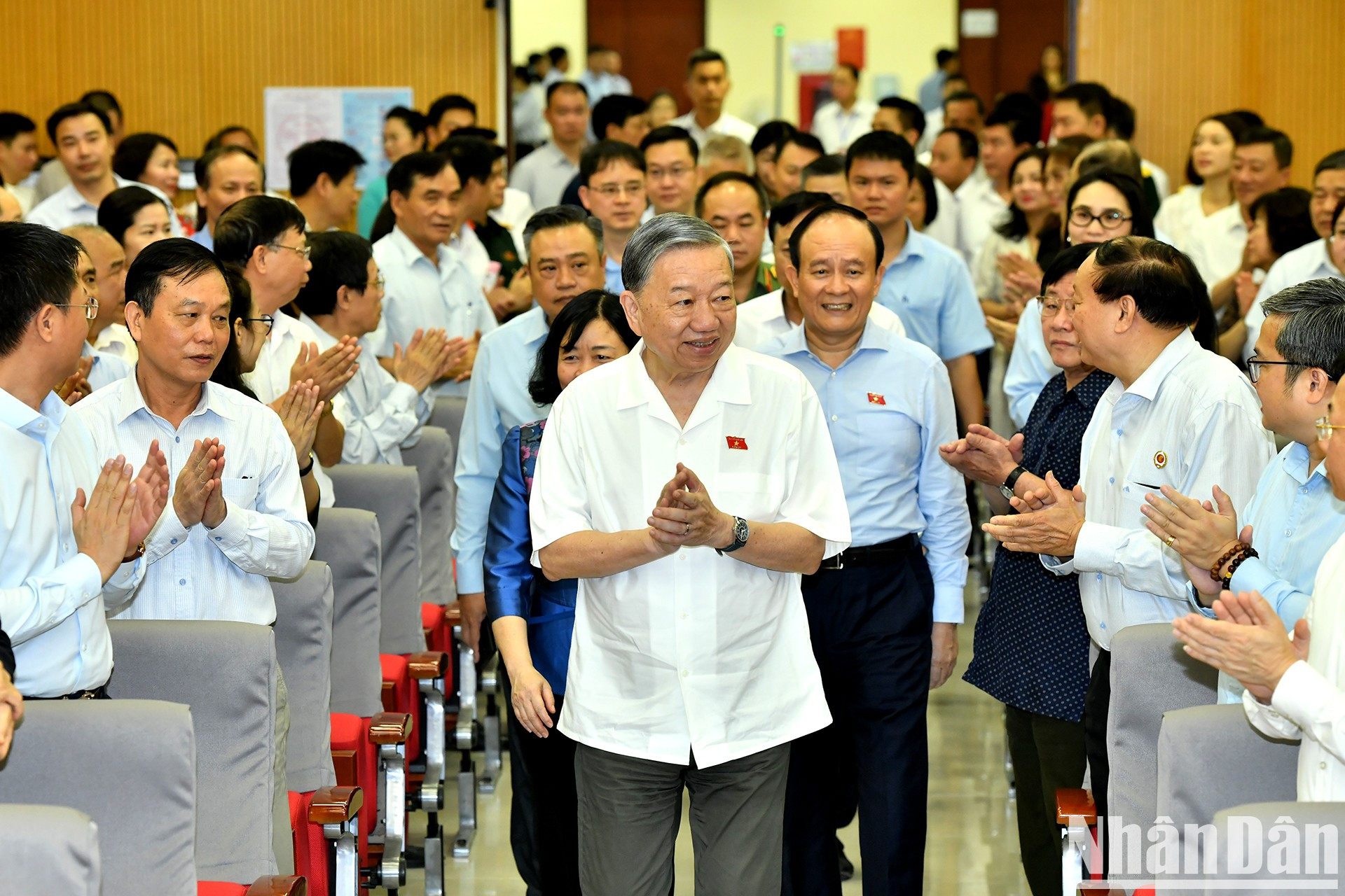 El secretario general del Partido Comunista de Vietnam, To Lam, y los delegados en la conferencia.