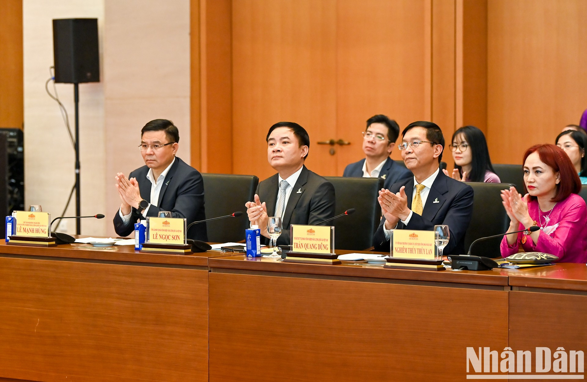 Los líderes del Grupo Nacional de Industria y Energía de Vietnam. Los líderes del Grupo Nacional de Industria y Energía de Vietnam.