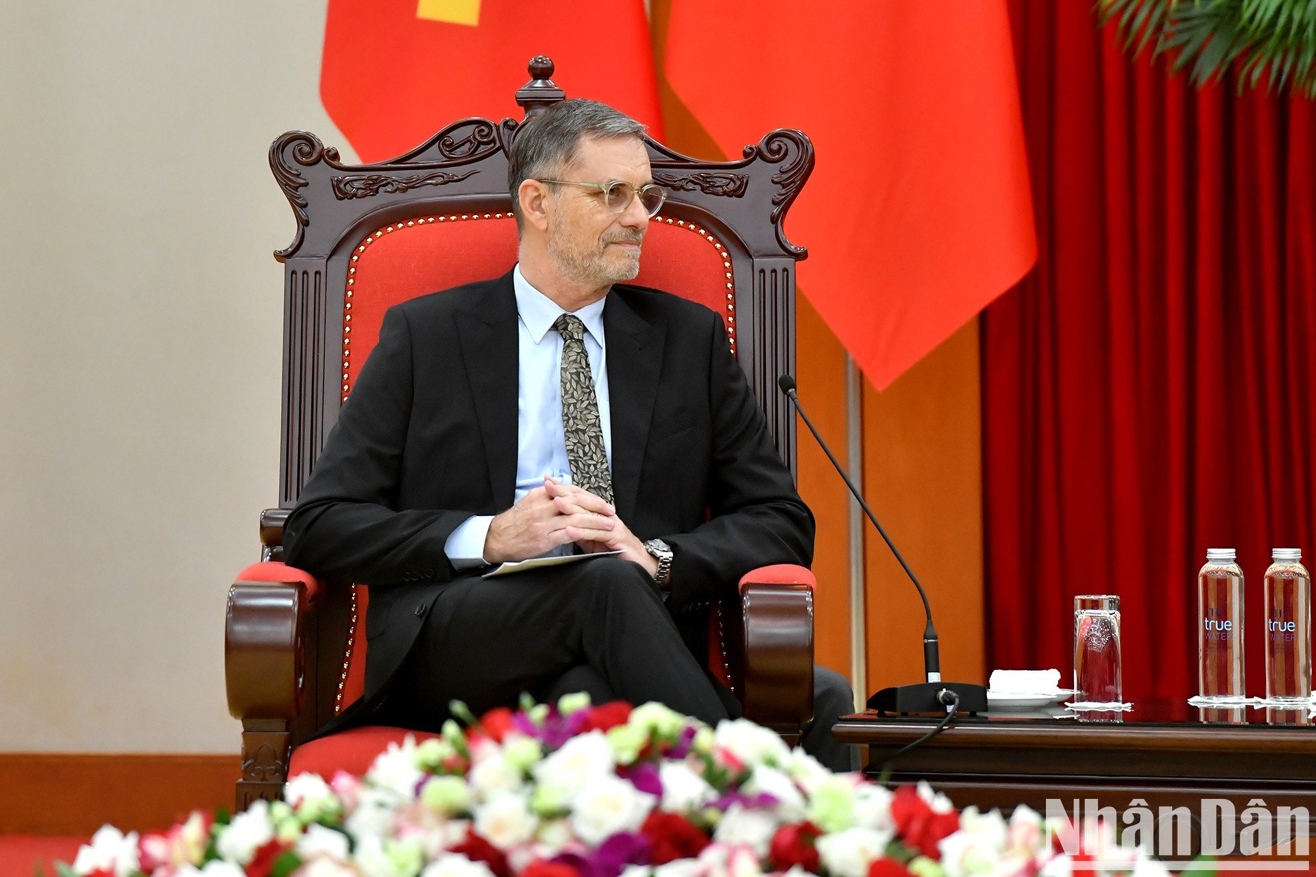 El embajador de Francia en Vietnam, Olivier Brochet.