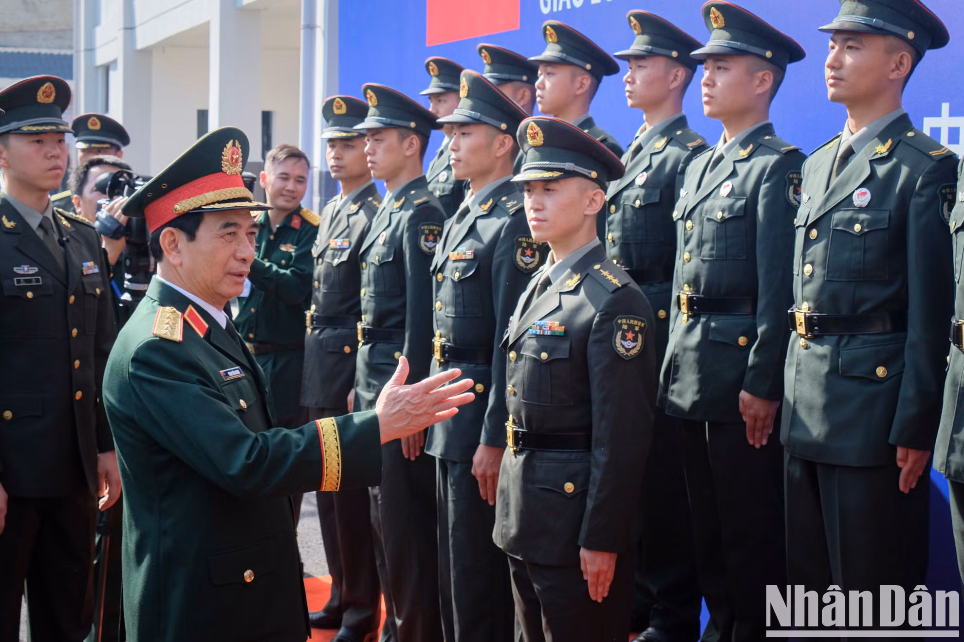 El general Phan Van Giang habla con oficiales de la Compañía de Guardia Fronteriza de China.