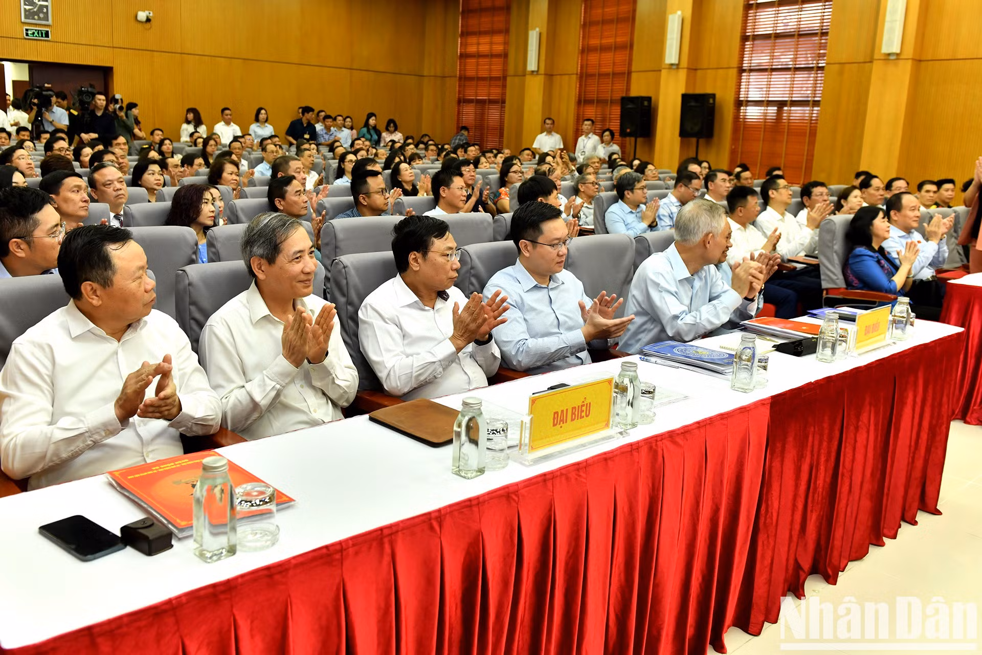 Delegados y votantes asistentes a la conferencia.