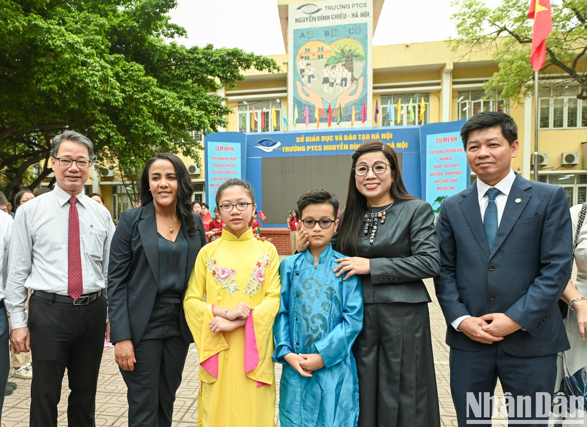 Las esposas del premier etíope, Zinash Tayachew, y del primer ministro vietnamita, Le Thi Bich Tran, visitan la escuela Nguyen Dinh Chieu. Las esposas del premier etíope, Zinash Tayachew, y del primer ministro vietnamita, Le Thi Bich Tran, visitan la escuela Nguyen Dinh Chieu.