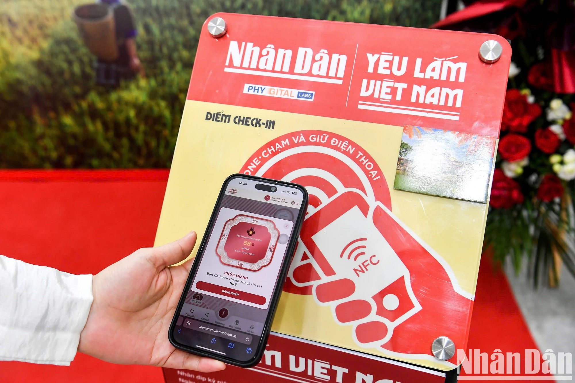 Con la placa NFC, los viajeros solo tienen que escanear para participar en el viaje "Vietnam te quiero", sin necesidad de instalar ninguna aplicación. Con la placa NFC, los viajeros solo tienen que escanear para participar en el viaje "Vietnam te quiero", sin necesidad de instalar ninguna aplicación.