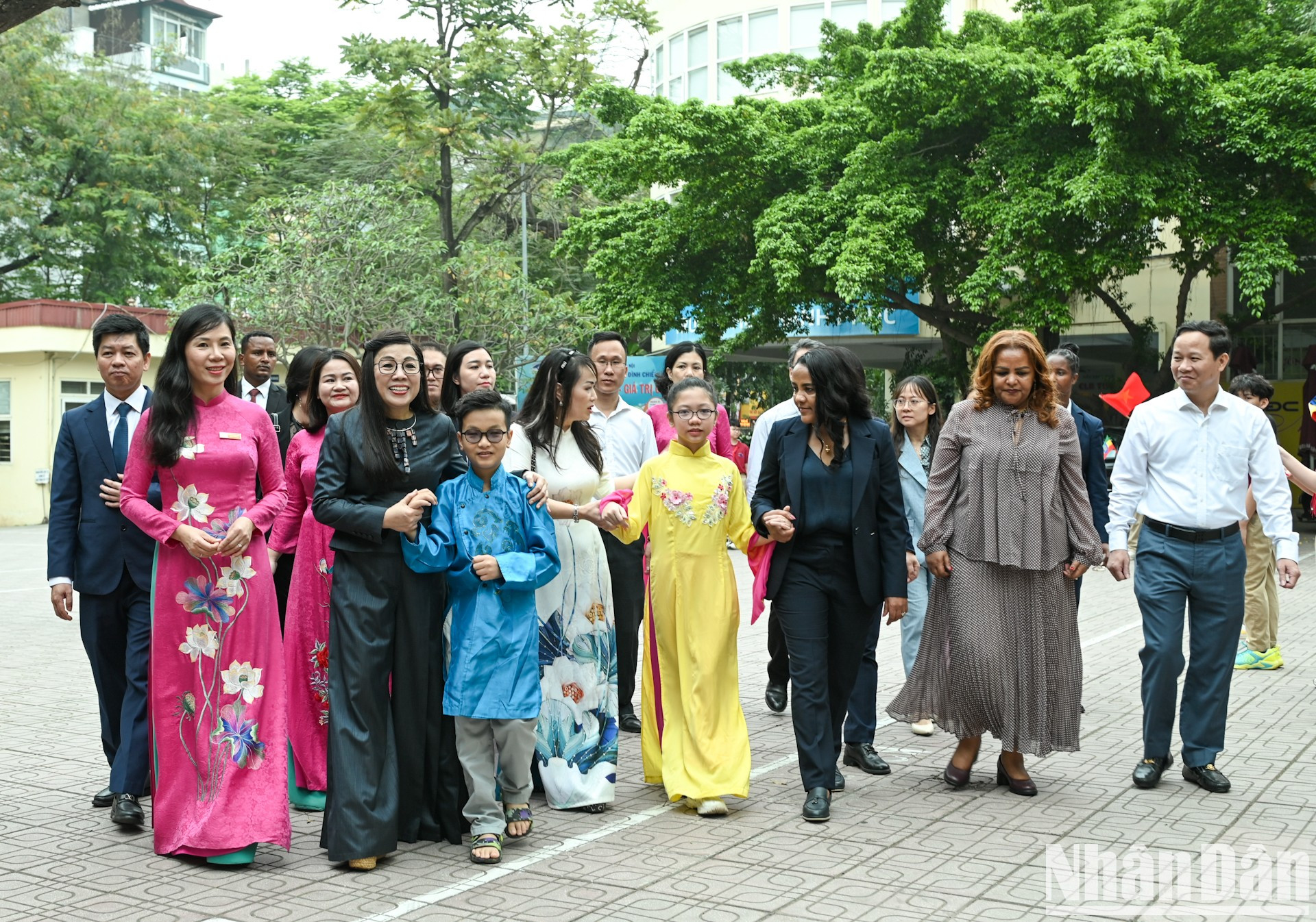 Las dos damas y la delegación en el campus. Las dos damas y la delegación en el campus.