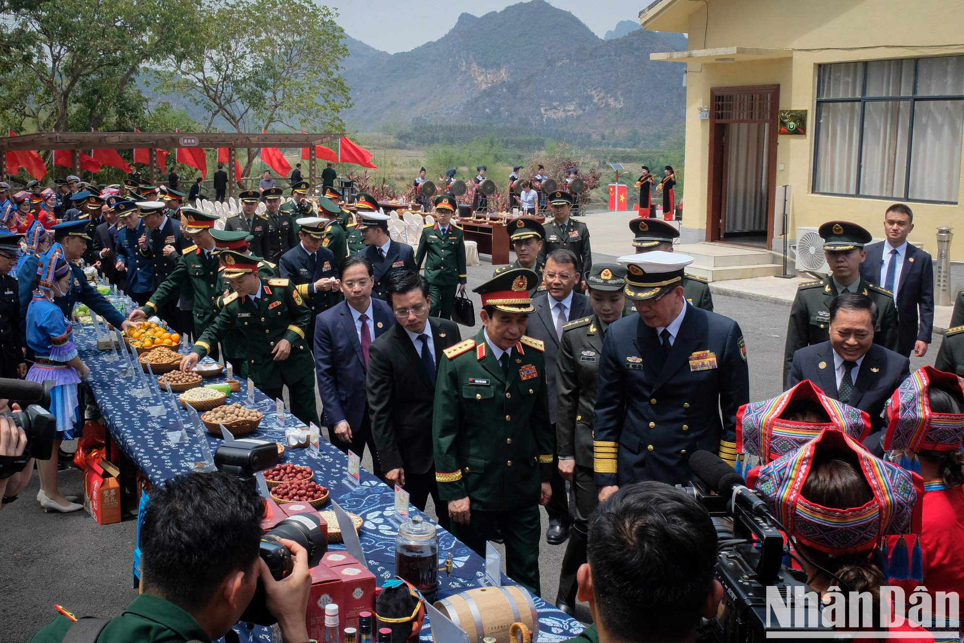 Los dos ministros de Defensa de Vietnam y China y delegaciones de ambos países visitan la aldea modelo de Zhulian, ciudad de Pingxiang, región autónoma china Zhuang. Los dos ministros de Defensa de Vietnam y China y delegaciones de ambos países visitan la aldea modelo de Zhulian, ciudad de Pingxiang, región autónoma china Zhuang.