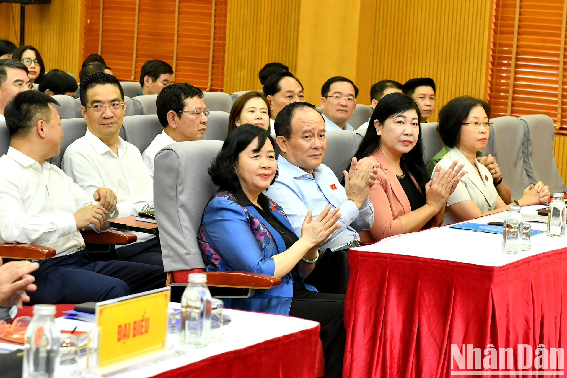 Los líderes de Hanói, delegados y votantes en la cita.
