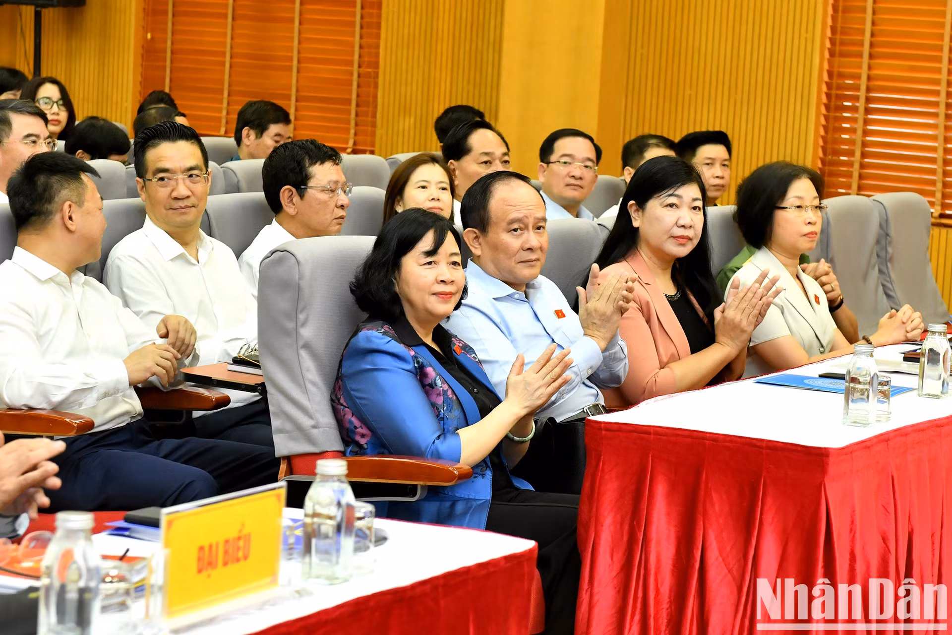 Los líderes de Hanói, delegados y votantes en la cita.