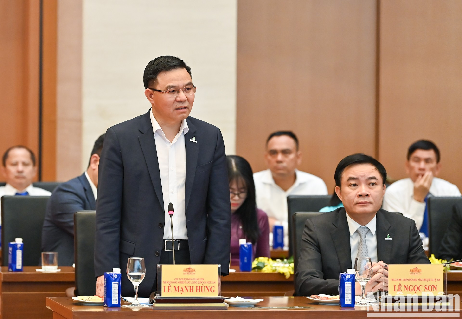 El presidente del Grupo Nacional de Industria y Energía de Vietnam, Le Manh Hung, interviene en la reunión. El presidente del Grupo Nacional de Industria y Energía de Vietnam, Le Manh Hung, interviene en la reunión.