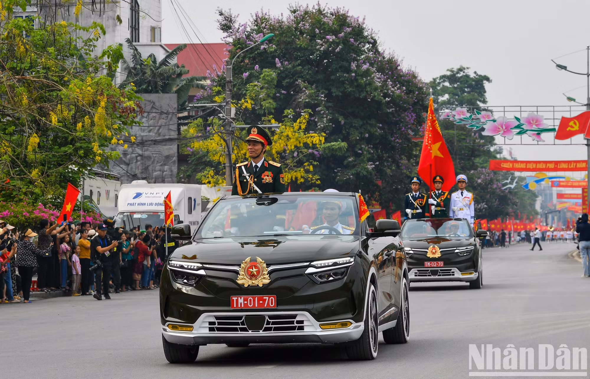 Las fuerzas marchan por las calles en presencia de un gran número de ciudadanos locales y turistas.