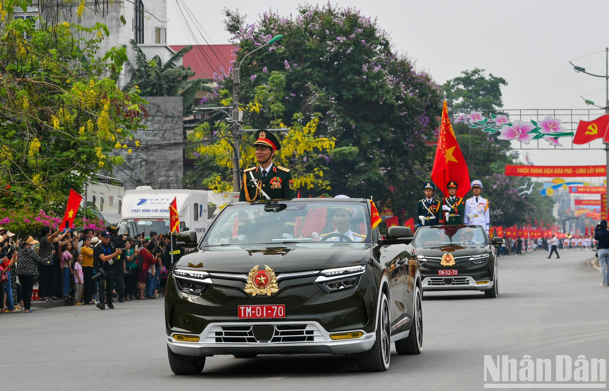 Las fuerzas marchan por las calles en presencia de un gran número de ciudadanos locales y turistas.