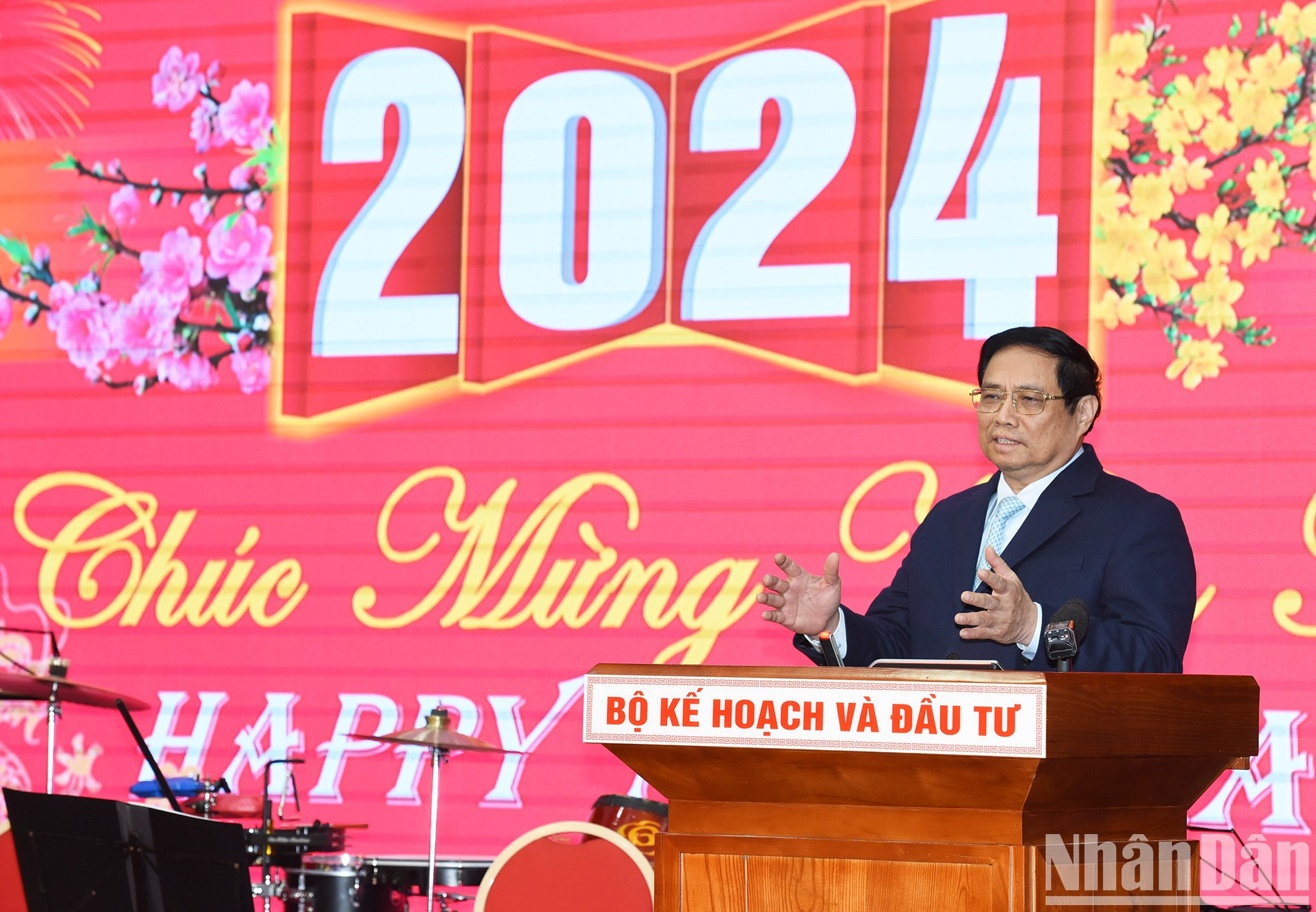 Minh Chinh interviene en el acto. Minh Chinh interviene en el acto.