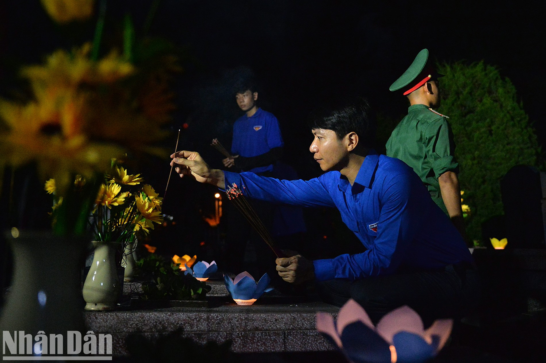 El secretario permanente del Comité Central de la Unión de Jóvenes Comunistas de Vietnam, Nguyen Ngoc Luong, enciende incienso para rendir homenaje a los heroicos mártires. El secretario permanente del Comité Central de la Unión de Jóvenes Comunistas de Vietnam, Nguyen Ngoc Luong, enciende incienso para rendir homenaje a los heroicos mártires.