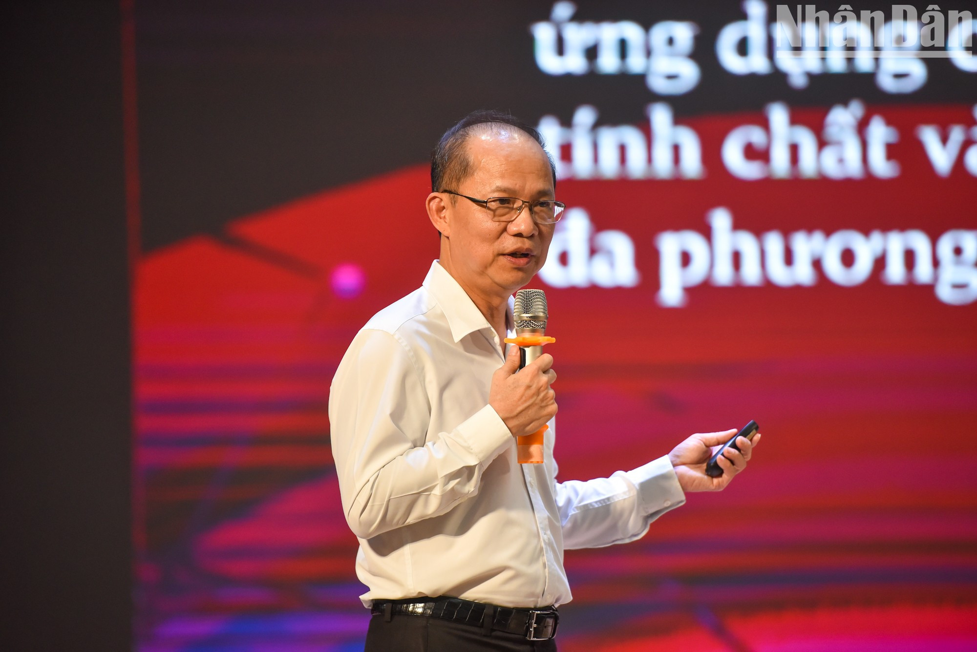 El periodista Le Xuan Trung, redactor jefe adjunto del diario Tuoi Tre (Juventud), subrayó que el desarrollo de la tecnología actual permite a las agencias de noticias medir la audiencia. Se trata de métricas muy importantes para evaluar la calidad de los contenidos diaria, semanal y mensualmente, a partir de las cuales la redacción tiene una base para organizar la producción de contenidos que se ajusten a las diversas necesidades de los lectores. El periodista Le Xuan Trung, redactor jefe adjunto del diario Tuoi Tre (Juventud), subrayó que el desarrollo de la tecnología actual permite a las agencias de noticias medir la audiencia. Se trata de métricas muy importantes para evaluar la calidad de los contenidos diaria, semanal y mensualmente, a partir de las cuales la redacción tiene una base para organizar la producción de contenidos que se ajusten a las diversas necesidades de los lectores.