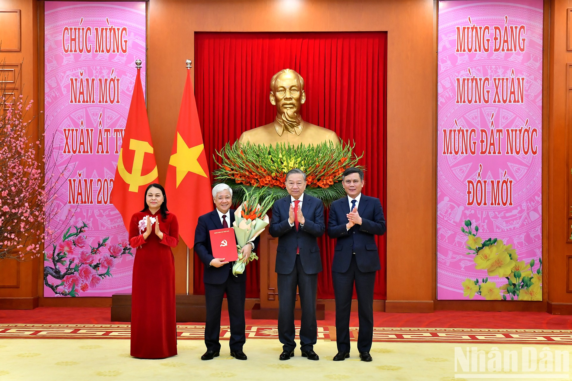 El secretario general del PCV, To Lam, entrega la Decisión sobre el establecimiento del Comité del Partido del Frente de la Patria, su estructura organizativa, funciones y tareas, y el nombramiento de su secretario y subsecretarios para el período 2020-2025. El secretario general del PCV, To Lam, entrega la Decisión sobre el establecimiento del Comité del Partido del Frente de la Patria, su estructura organizativa, funciones y tareas, y el nombramiento de su secretario y subsecretarios para el período 2020-2025.