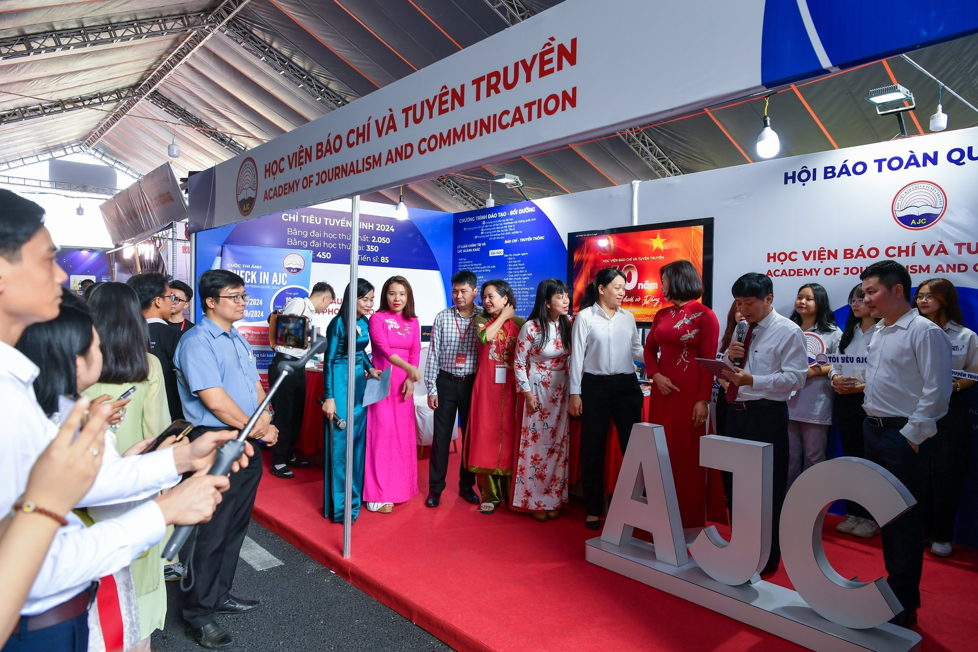 La Academia de Periodismo y Comunicación. La Academia de Periodismo y Comunicación.