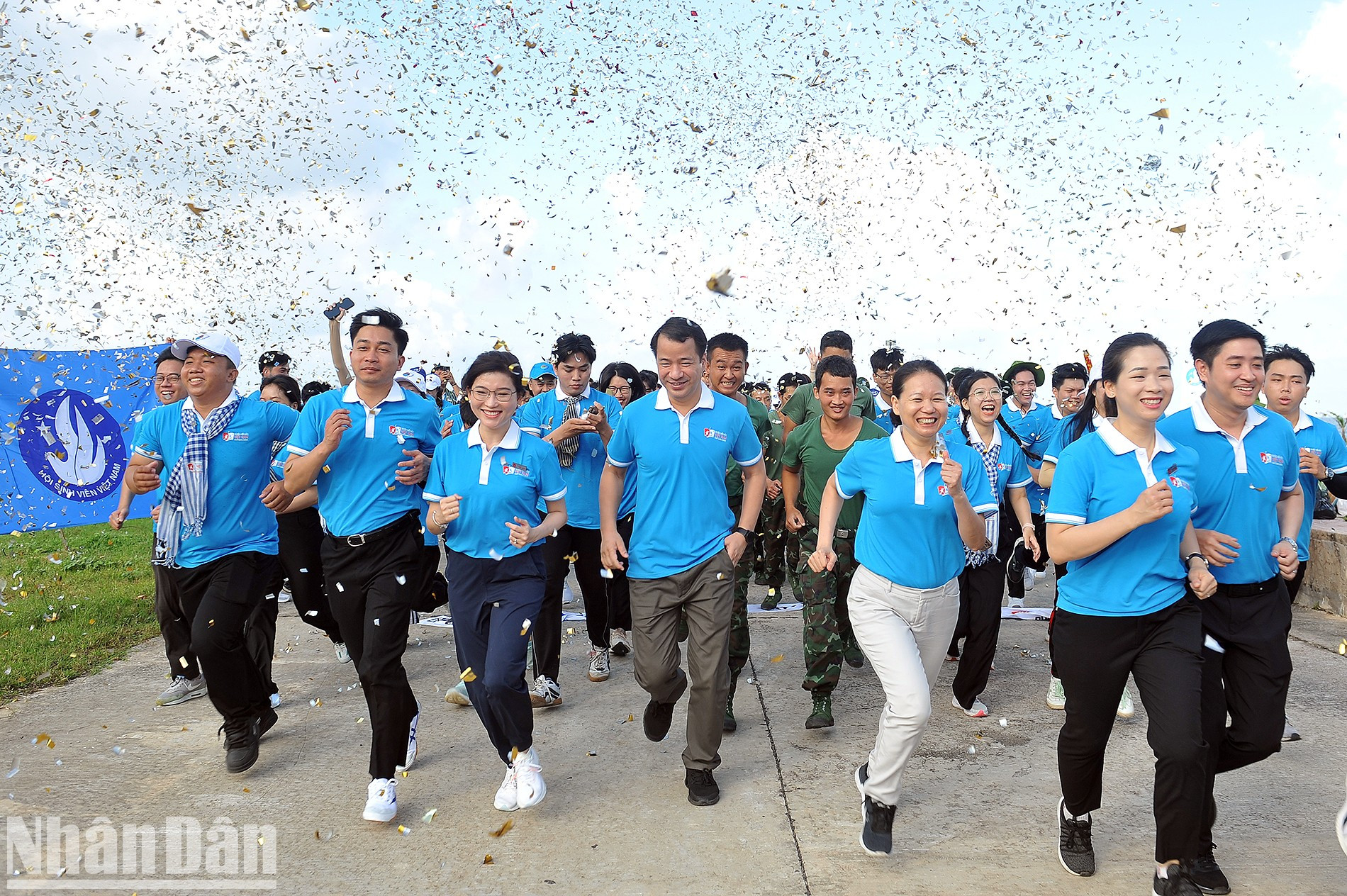 El secretario de la Unión de Jóvenes Comunistas Ho Chi Minh, Ngo Van Cuong (centro) y delegados en el momento de la salida. El secretario de la Unión de Jóvenes Comunistas Ho Chi Minh, Ngo Van Cuong (centro) y delegados en el momento de la salida.
