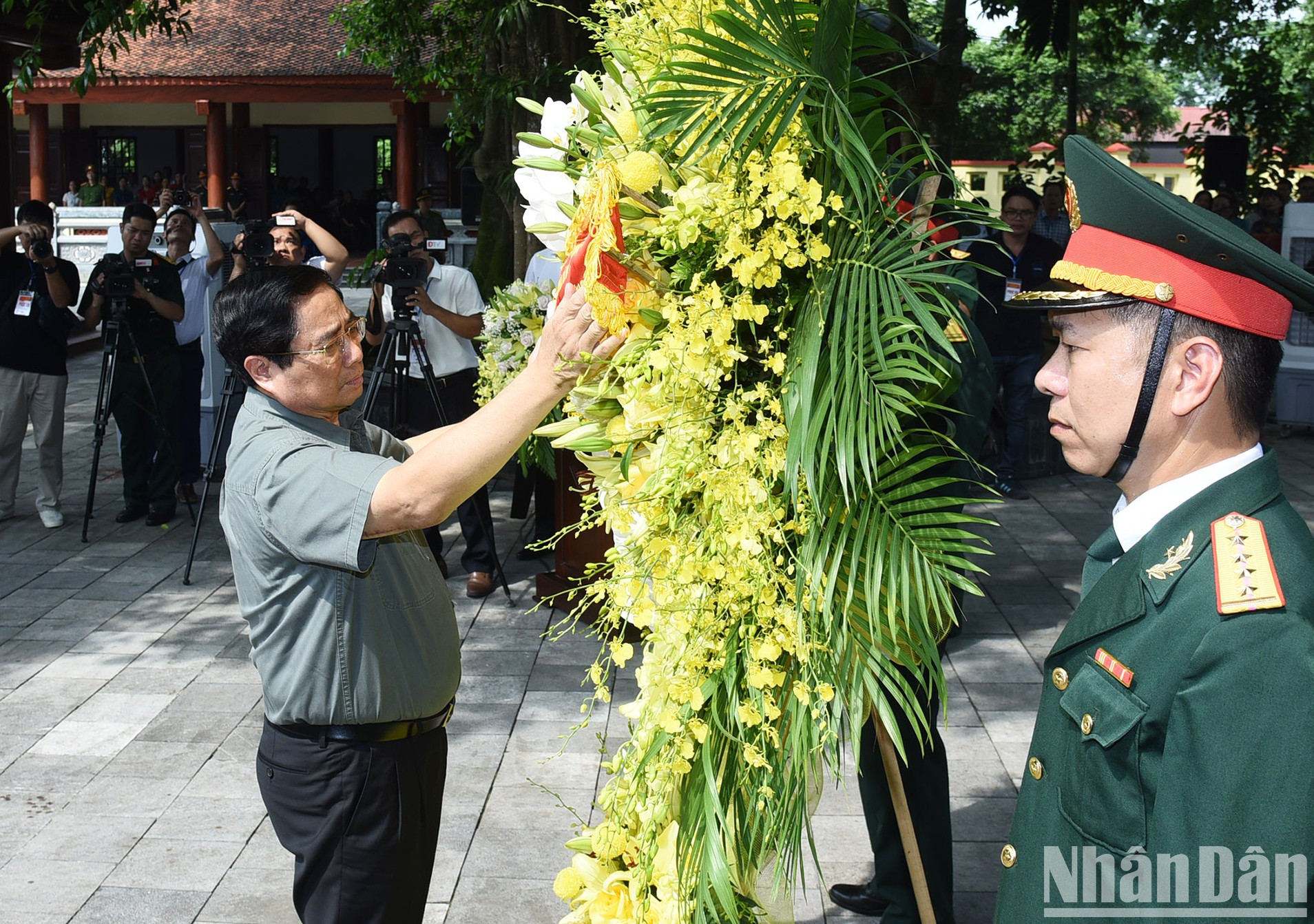 El premier vietnamita, Pham Minh Chinh, ofrece flores en la reliquia histórica 27 de julio en el distrito de Dai Tu. El premier vietnamita, Pham Minh Chinh, ofrece flores en la reliquia histórica 27 de julio en el distrito de Dai Tu.