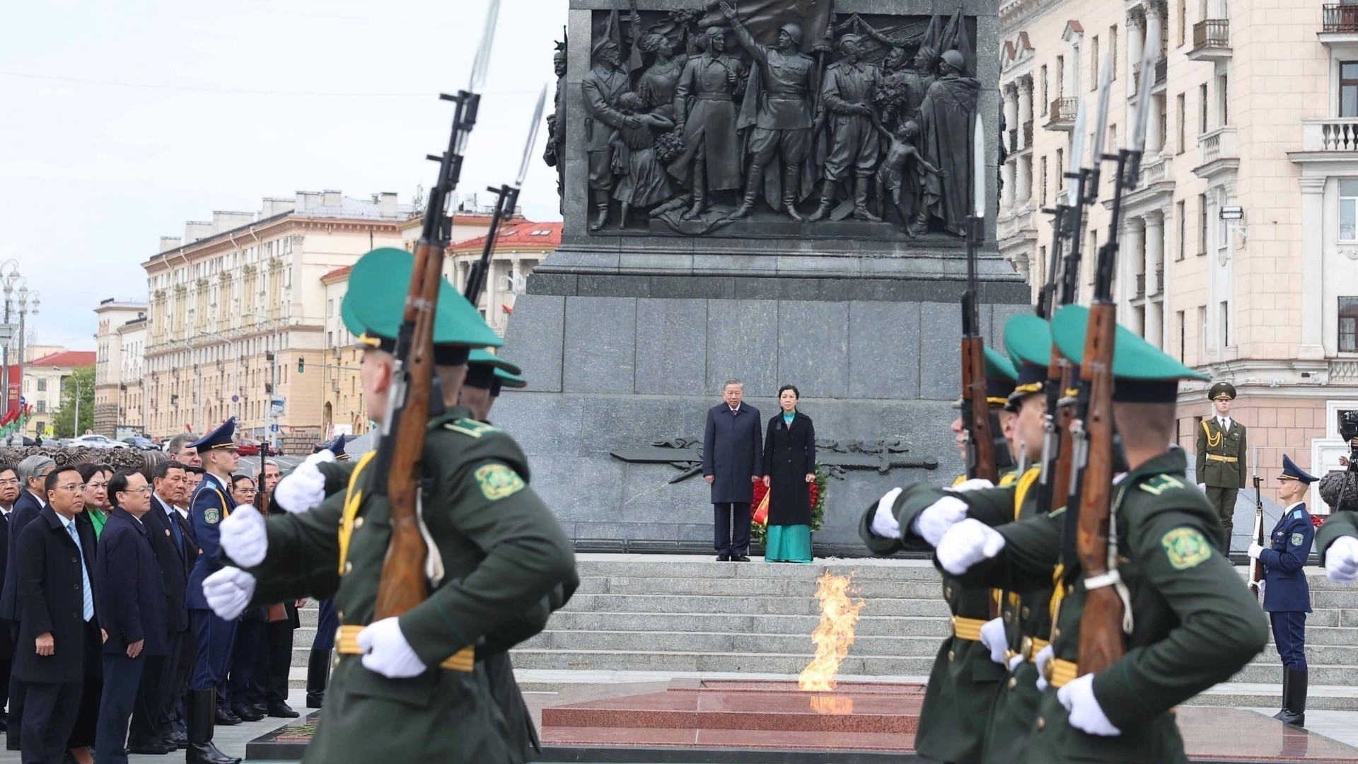 El secretario general del Partido Comunista de Vietnam, To Lam y su esposa con la delegación de alto rango en el Monumento a la Victoria en la capital de Minsk. (Foto: Thong Nhat/VNA) El secretario general del Partido Comunista de Vietnam, To Lam y su esposa con la delegación de alto rango en el Monumento a la Victoria en la capital de Minsk. (Foto: Thong Nhat/VNA)