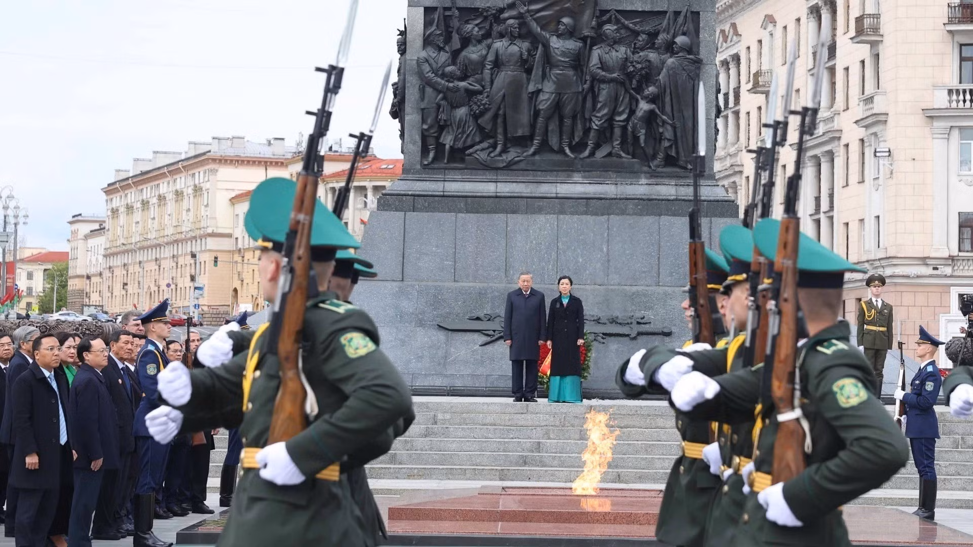 El secretario general del Partido Comunista de Vietnam, To Lam y su esposa con la delegación de alto rango en el Monumento a la Victoria en la capital de Minsk. (Foto: Thong Nhat/VNA)