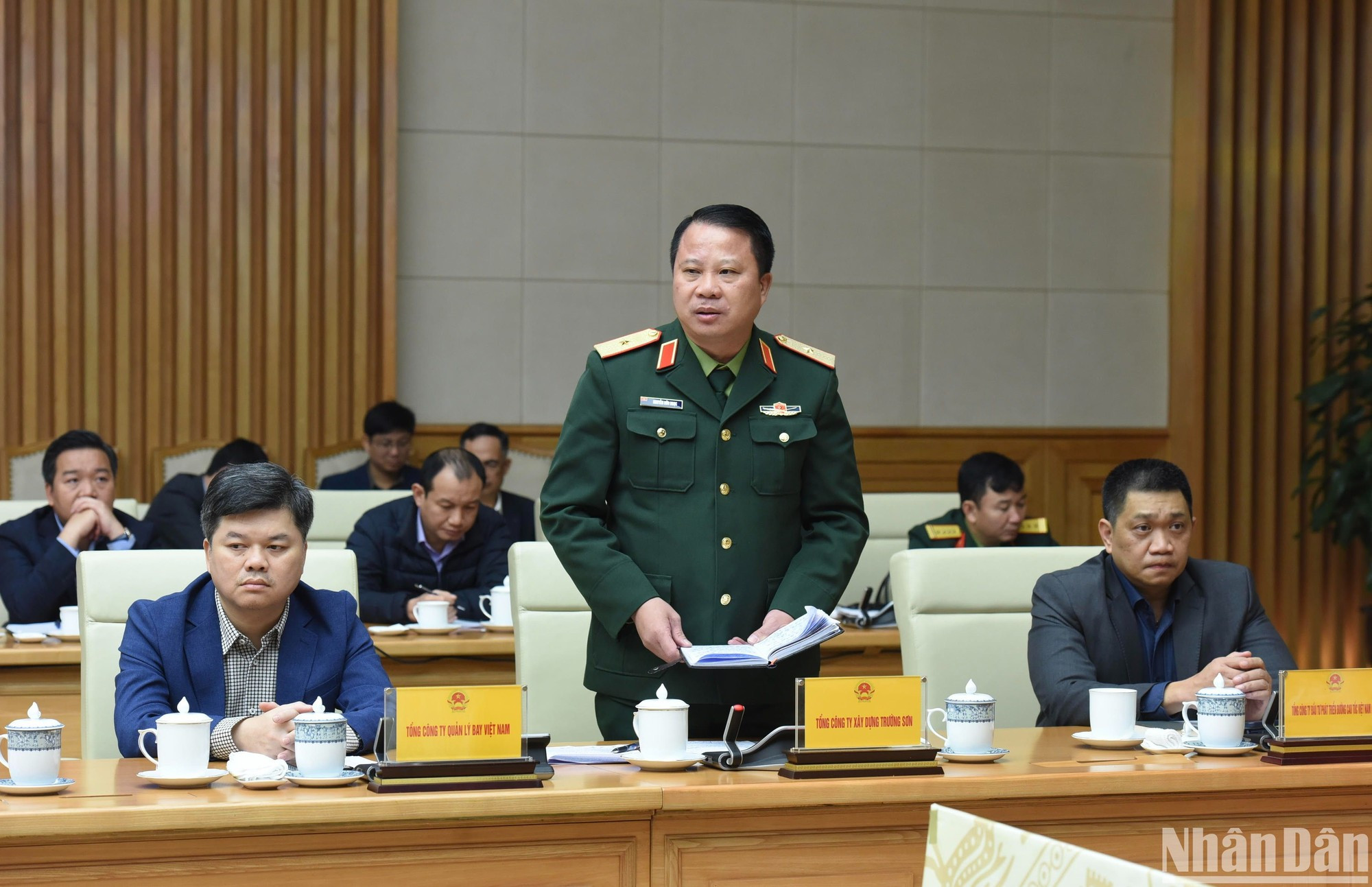 Un representante de la Corporación de Construcción de la Carretera de Truong Son. Un representante de la Corporación de Construcción de la Carretera de Truong Son.