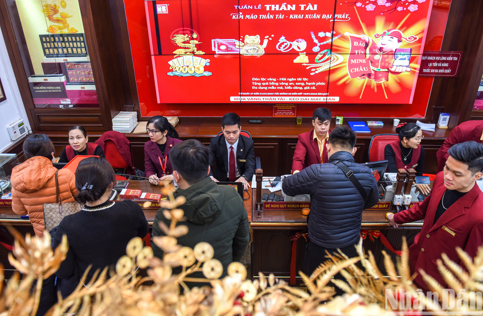 Ciudadanos ansiosos por comprar oro para recibir buena suerte a principios de año