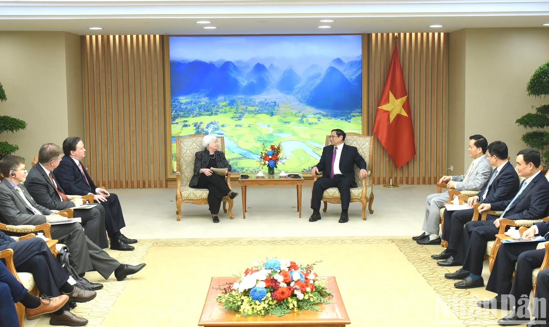 Minh Chinh instó a seguir intercambiando delegaciones a todos los niveles, en particular de alto nivel, reforzar la conectividad entre ambas economías e intensificar la cooperación económica, comercial y en materia de inversiones, incluido el crecimiento ecológico, la innovación, la alta tecnología y las cadenas de suministro. Minh Chinh instó a seguir intercambiando delegaciones a todos los niveles, en particular de alto nivel, reforzar la conectividad entre ambas economías e intensificar la cooperación económica, comercial y en materia de inversiones, incluido el crecimiento ecológico, la innovación, la alta tecnología y las cadenas de suministro.