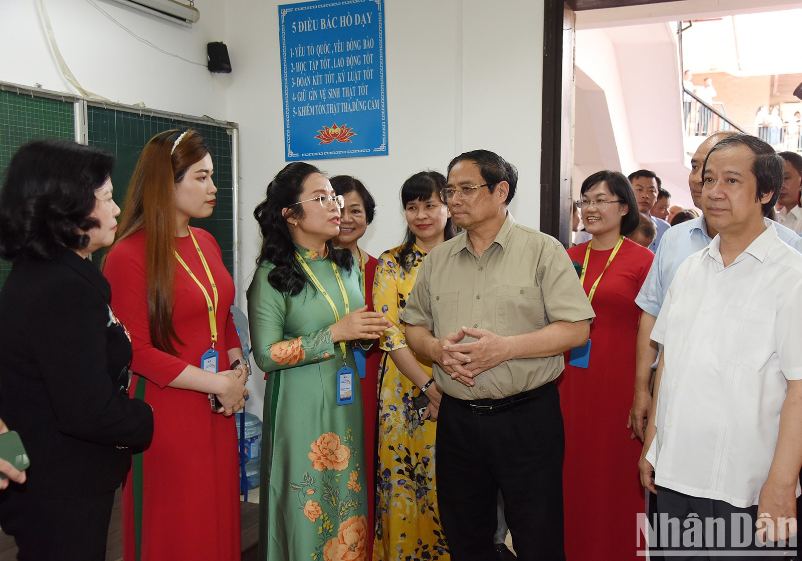 Minh Chinh habla con profesores de la Escuela. Minh Chinh habla con profesores de la Escuela.