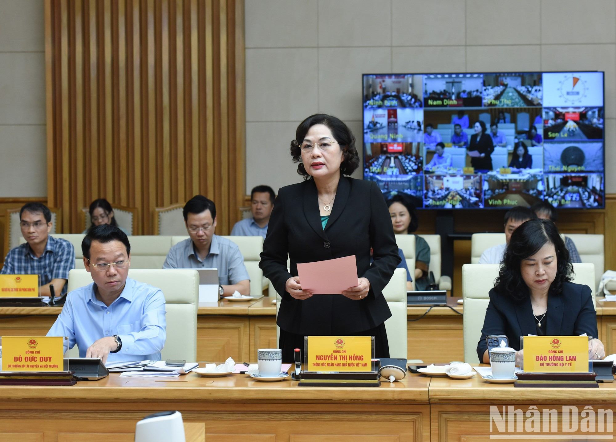 La gobernadora del Banco Estatal de Vietnam, Nguyen Thi Hong, revela que hasta el 25 de septiembre, la deuda pendiente afectada por la tormenta número 3 de todas las provincias y ciudades ascendía a más de seis mil 704 millones de dólares con más de 94 mil clientes afectados. La gobernadora del Banco Estatal de Vietnam, Nguyen Thi Hong, revela que hasta el 25 de septiembre, la deuda pendiente afectada por la tormenta número 3 de todas las provincias y ciudades ascendía a más de seis mil 704 millones de dólares con más de 94 mil clientes afectados.