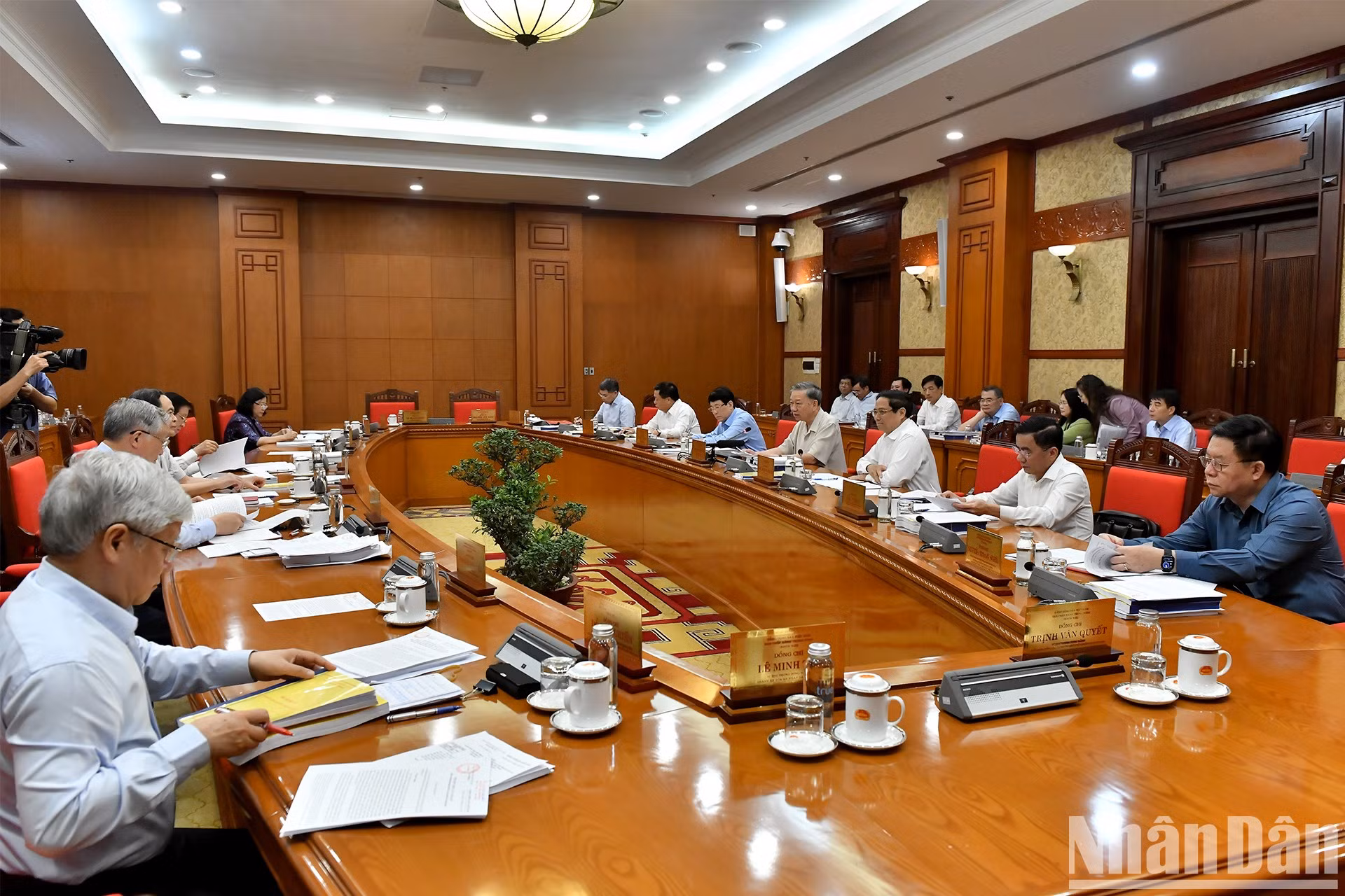 Los dirigentes del Partido y del Estado. Los dirigentes del Partido y del Estado.