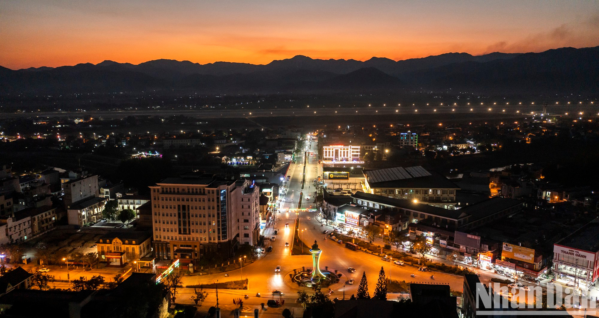 El nuevo y moderno aspecto de la ciudad de Dien Bien por la noche. El nuevo y moderno aspecto de la ciudad de Dien Bien por la noche.
