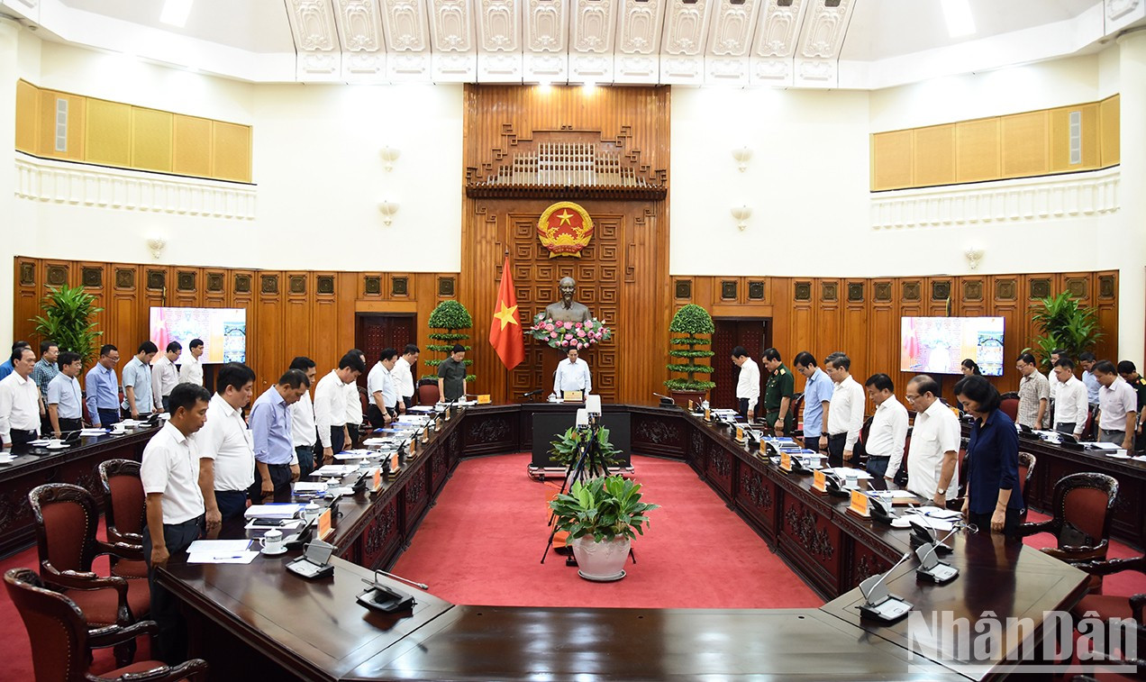 Al comienzo de la reunión, el primer ministro vietnamita, Pham Minh Chinh, informa sobre los preparativos del funeral de Estado. Los delegados guardan un minuto de silencio en memoria del secretario general Nguyen Phu Trong, destacado dirigente que dedicó toda su vida a la nación y al pueblo.