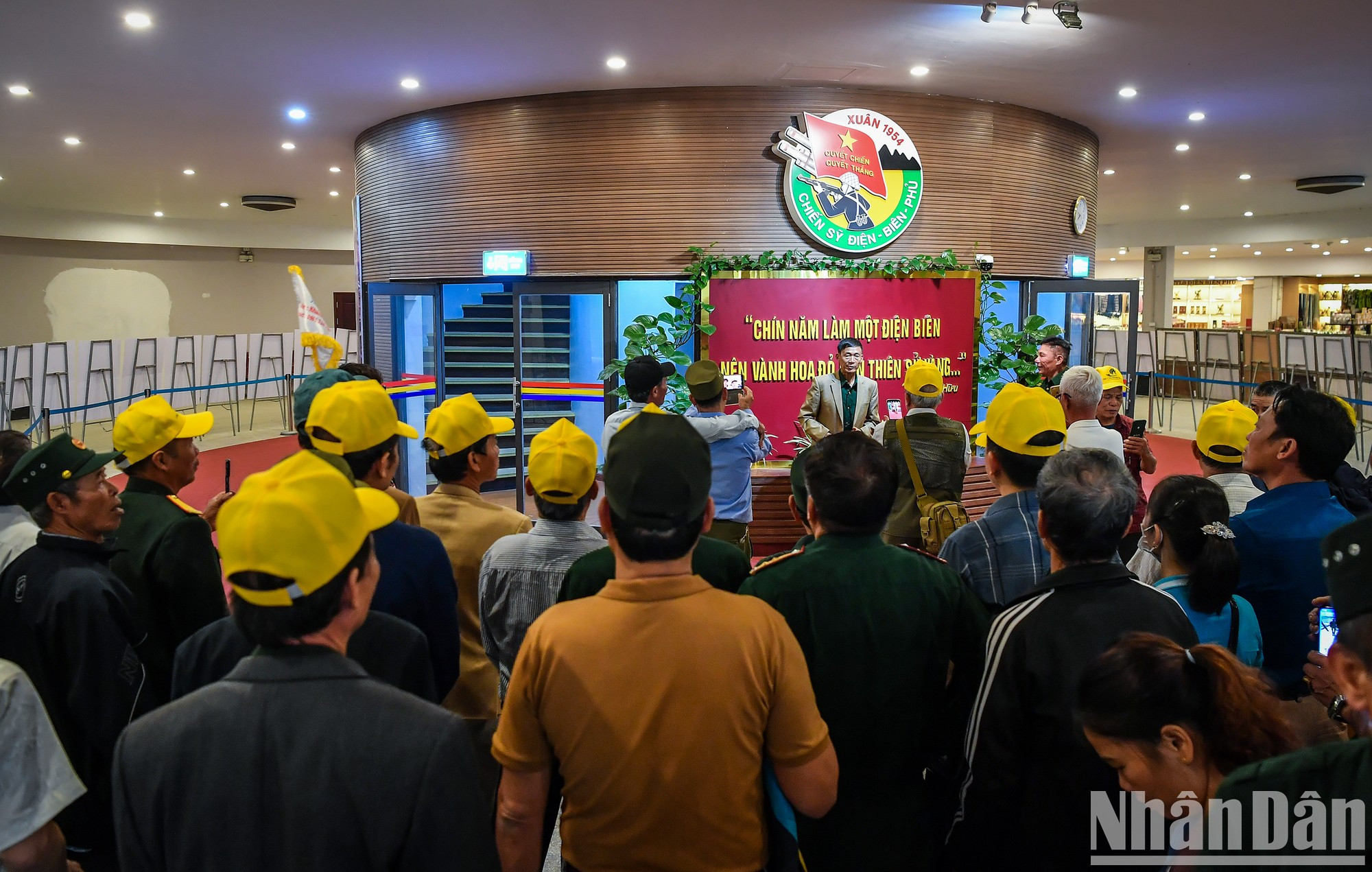 Desde temprano en la mañana, los visitantes hacen fila y esperan su turno para visitar y admirar la pintura. Desde temprano en la mañana, los visitantes hacen fila y esperan su turno para visitar y admirar la pintura.