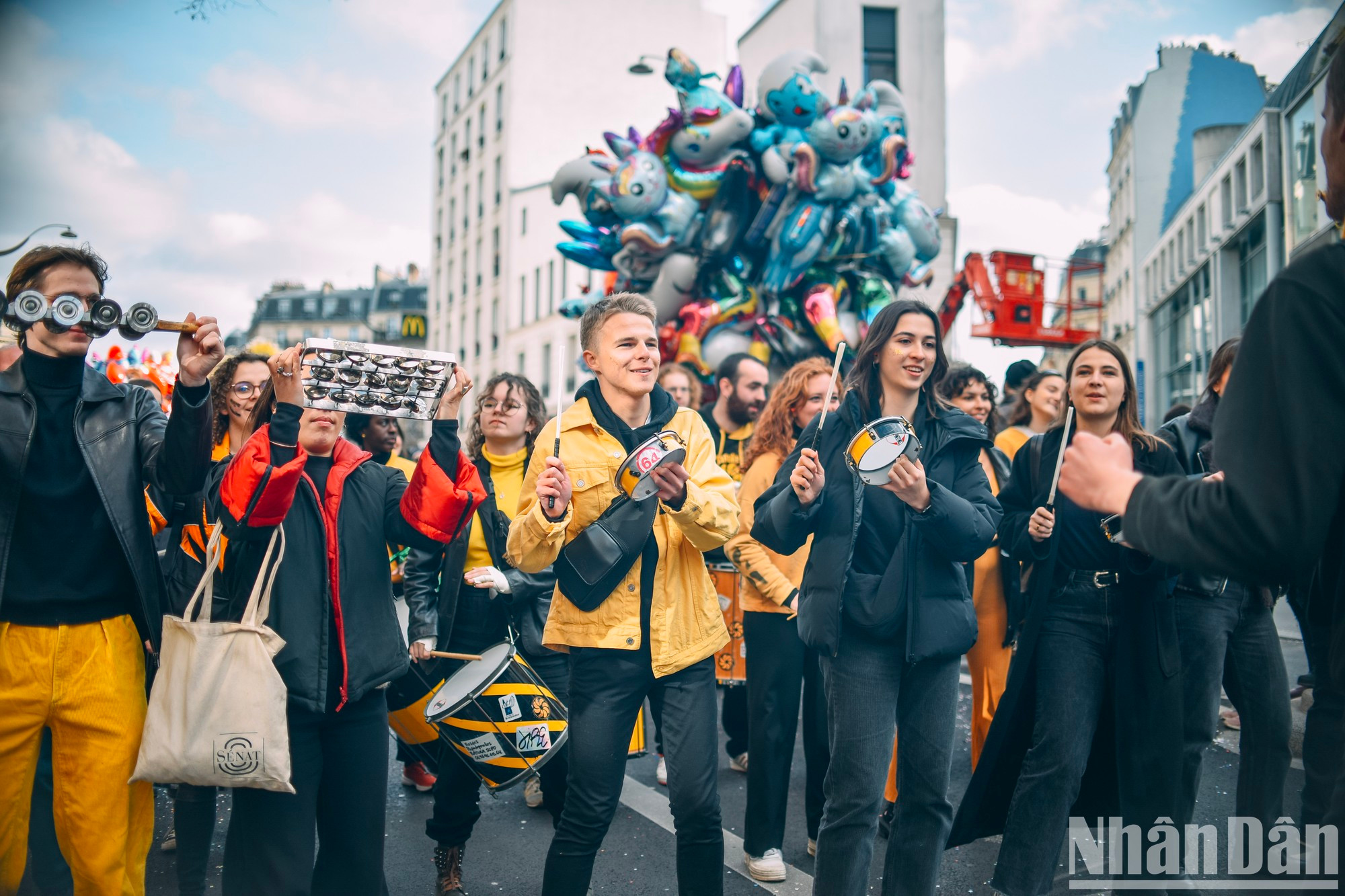 La superación de la pandemia de Covid-19 permite a las personas encontrarse y participar en animadas actividades sociales. La superación de la pandemia de Covid-19 permite a las personas encontrarse y participar en animadas actividades sociales.