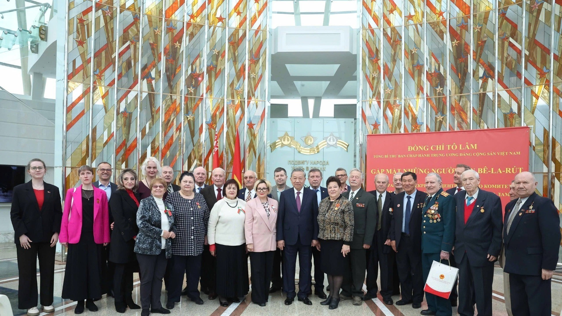 El secretario general del Partido Comunista de Vietnam, To Lam, se toma una foto con ex soldados bielorrusos, expertos y amigos bielorrusos que han hecho contribuciones destacadas al país. (Foto: Thong Nhat/VNA) El secretario general del Partido Comunista de Vietnam, To Lam, se toma una foto con ex soldados bielorrusos, expertos y amigos bielorrusos que han hecho contribuciones destacadas al país. (Foto: Thong Nhat/VNA)