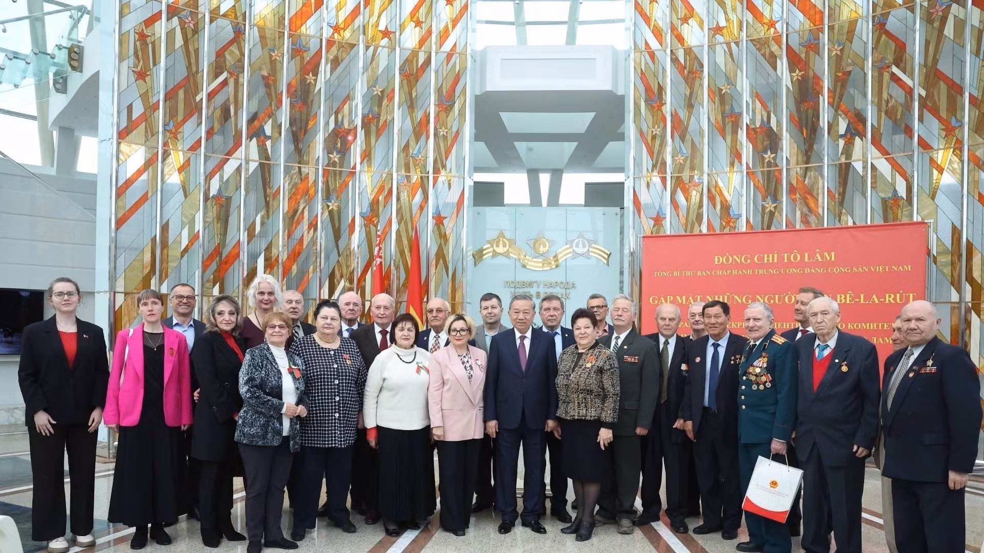 El secretario general del Partido Comunista de Vietnam, To Lam, se toma una foto con ex soldados bielorrusos, expertos y amigos bielorrusos que han hecho contribuciones destacadas al país. (Foto: Thong Nhat/VNA)