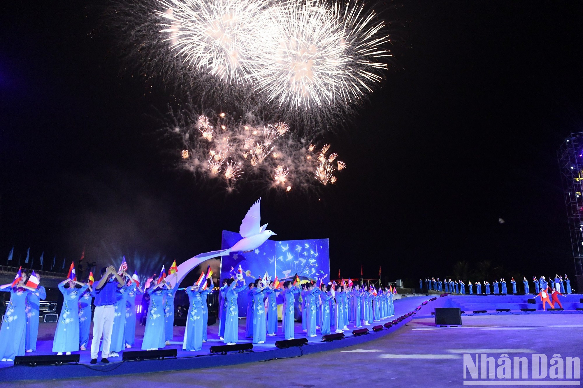 La canción "El gran círculo de Vietnam" finaliza el programa con un brillante espectáculo de fuegos artificiales. La canción "El gran círculo de Vietnam" finaliza el programa con un brillante espectáculo de fuegos artificiales.