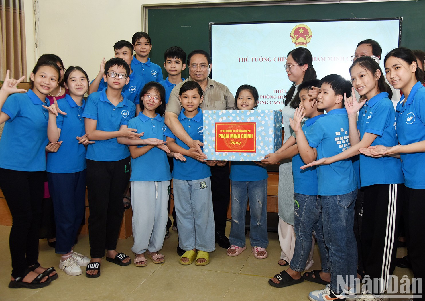 El premier otorga obsequios a los estudiantes en el Centro para el Desarrollo de la Educación Integradora. El premier otorga obsequios a los estudiantes en el Centro para el Desarrollo de la Educación Integradora.