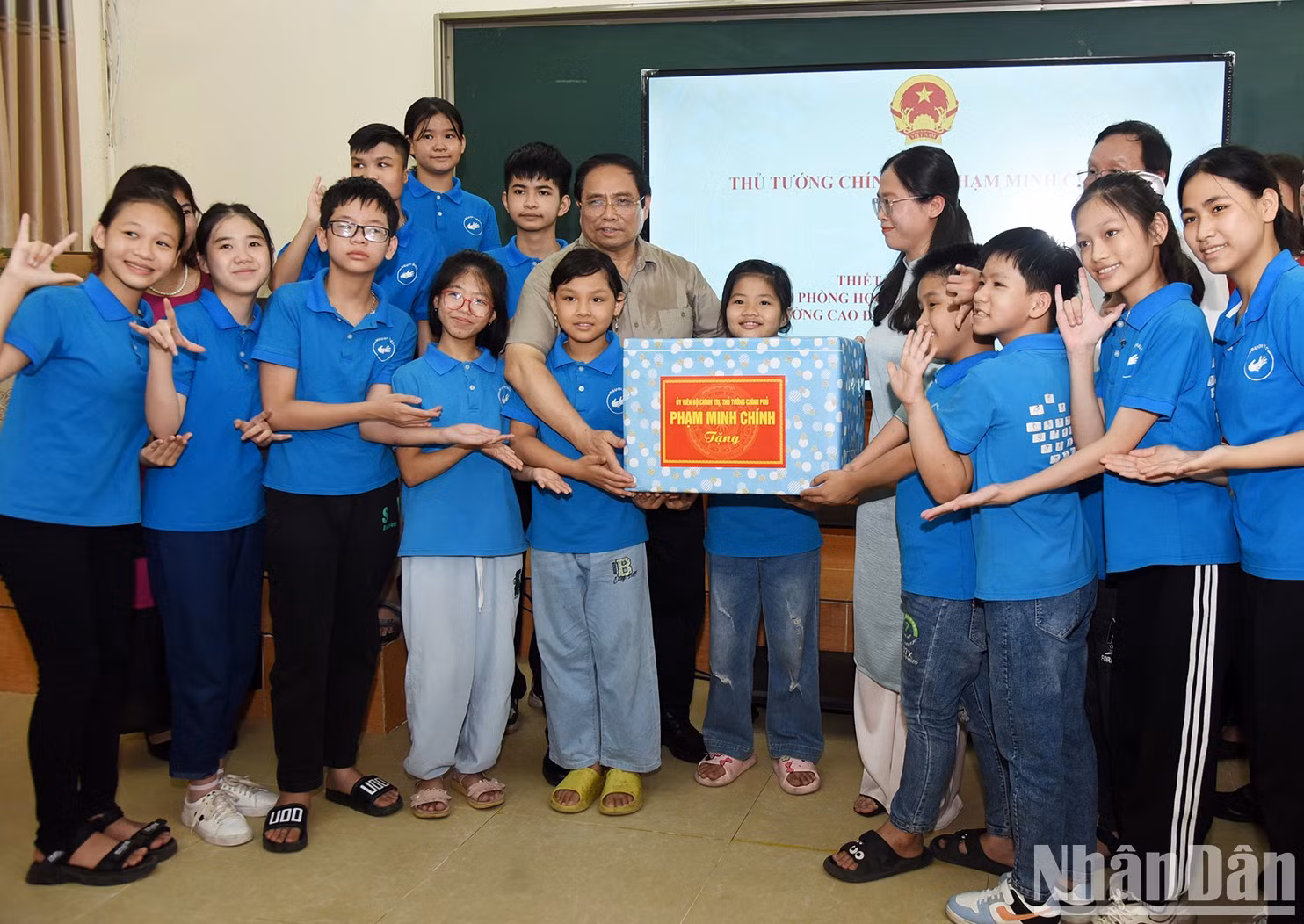 El premier otorga obsequios a los estudiantes en el Centro para el Desarrollo de la Educación Integradora.