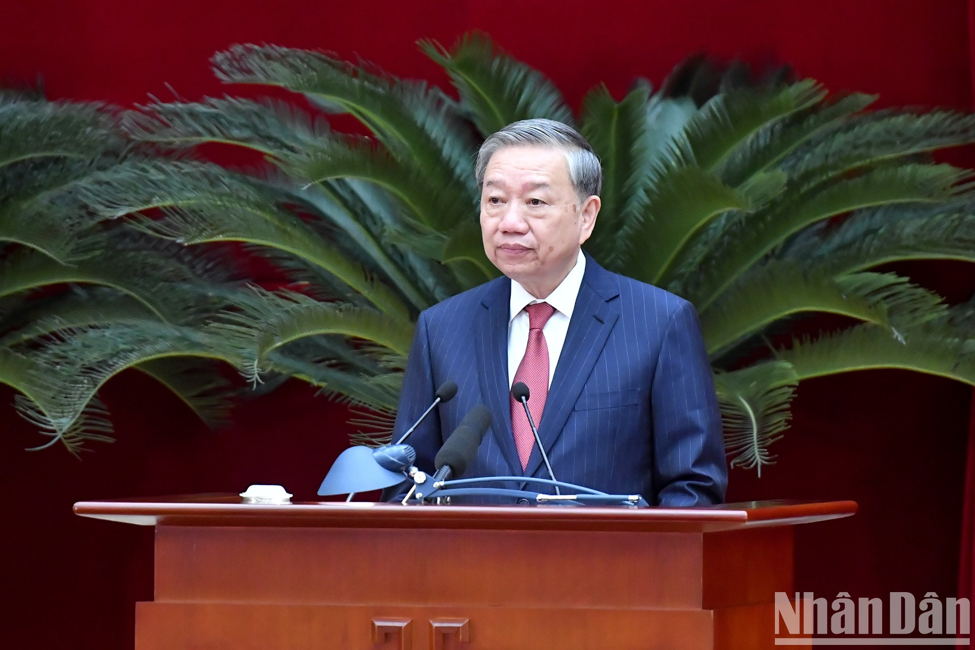 El secretario general del PCV, To Lam, pronuncia un discurso de clausura. El secretario general del PCV, To Lam, pronuncia un discurso de clausura.