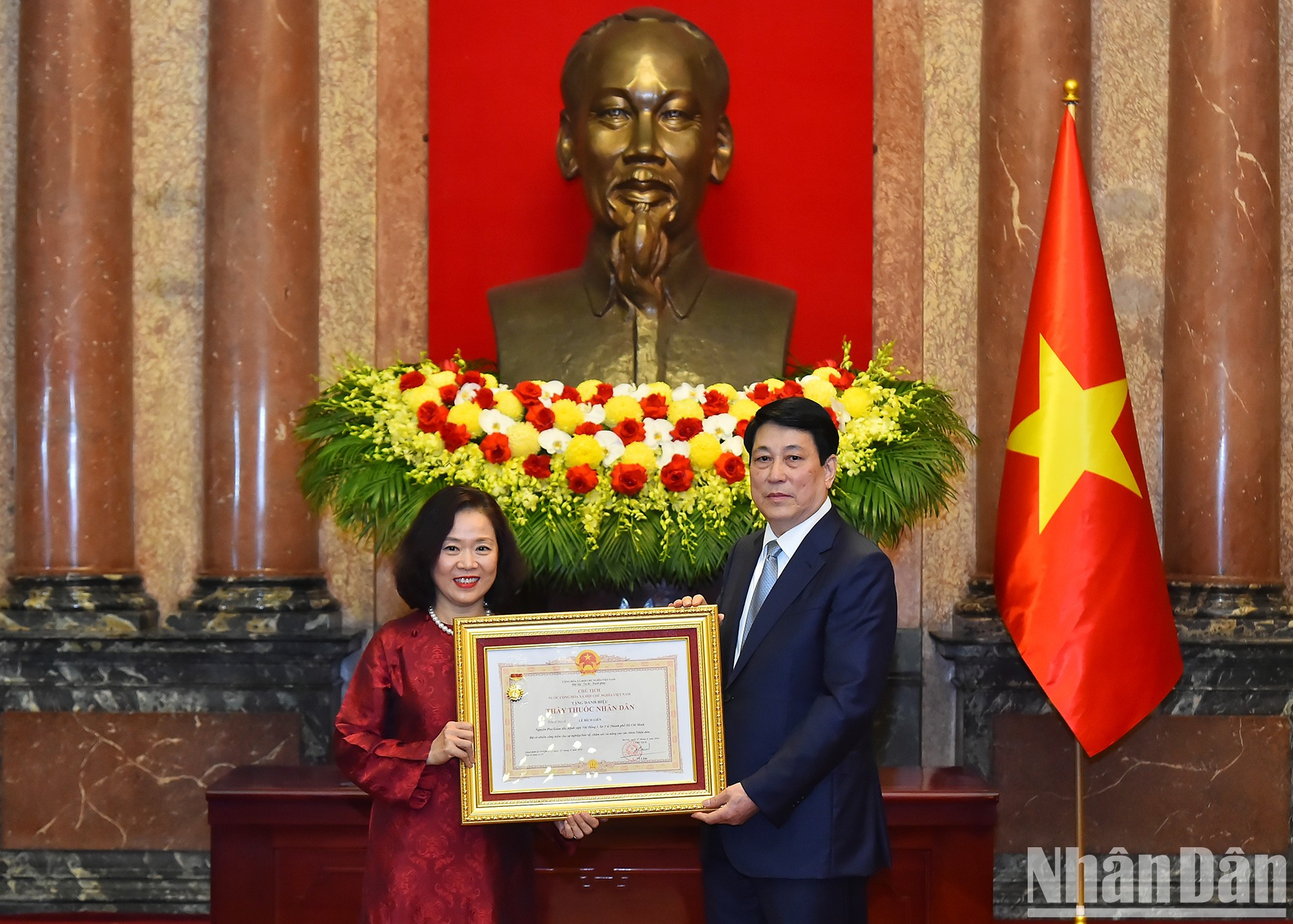 El presidente vietnamita, Luong Cuong, otorga el título "Médico del Pueblo" a los individuos. El presidente vietnamita, Luong Cuong, otorga el título "Médico del Pueblo" a los individuos.