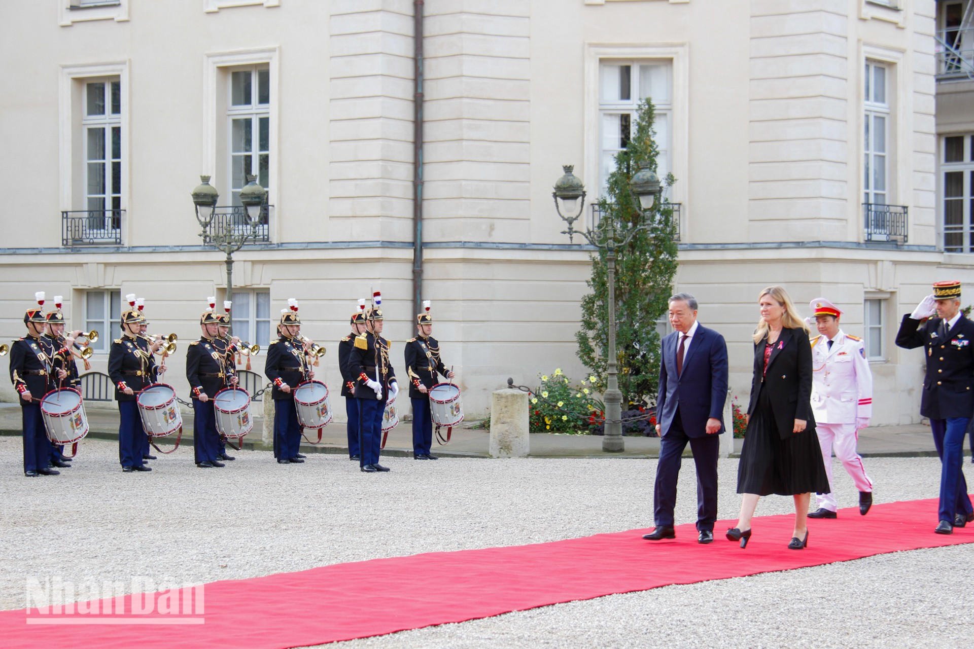 [Foto] Máximo dirigente vietnamita se reúne con presidenta de Asamblea Nacional francesa ảnh 3