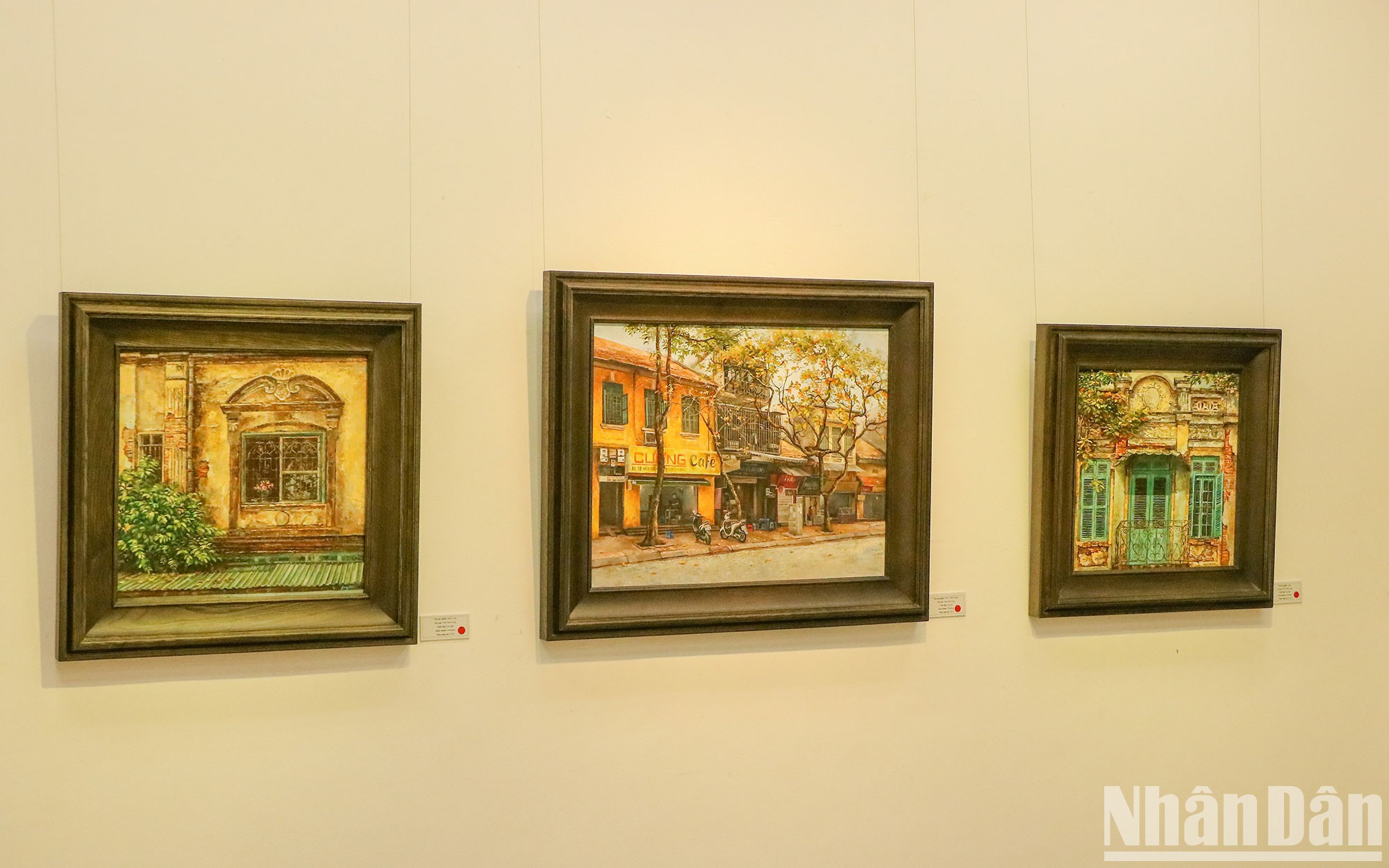 Aunque incapaz de hablar y oír, Long expresa sus sentimientos y perspectivas sobre un Hanói nostálgico y antiguo a través de sus pinturas. Aunque incapaz de hablar y oír, Long expresa sus sentimientos y perspectivas sobre un Hanói nostálgico y antiguo a través de sus pinturas.