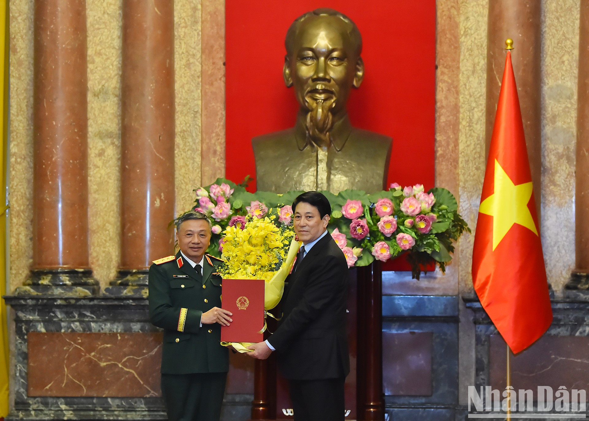 El presidente vietnamita, Luong Cuong, entrega la Decisión a Le Quang Minh.